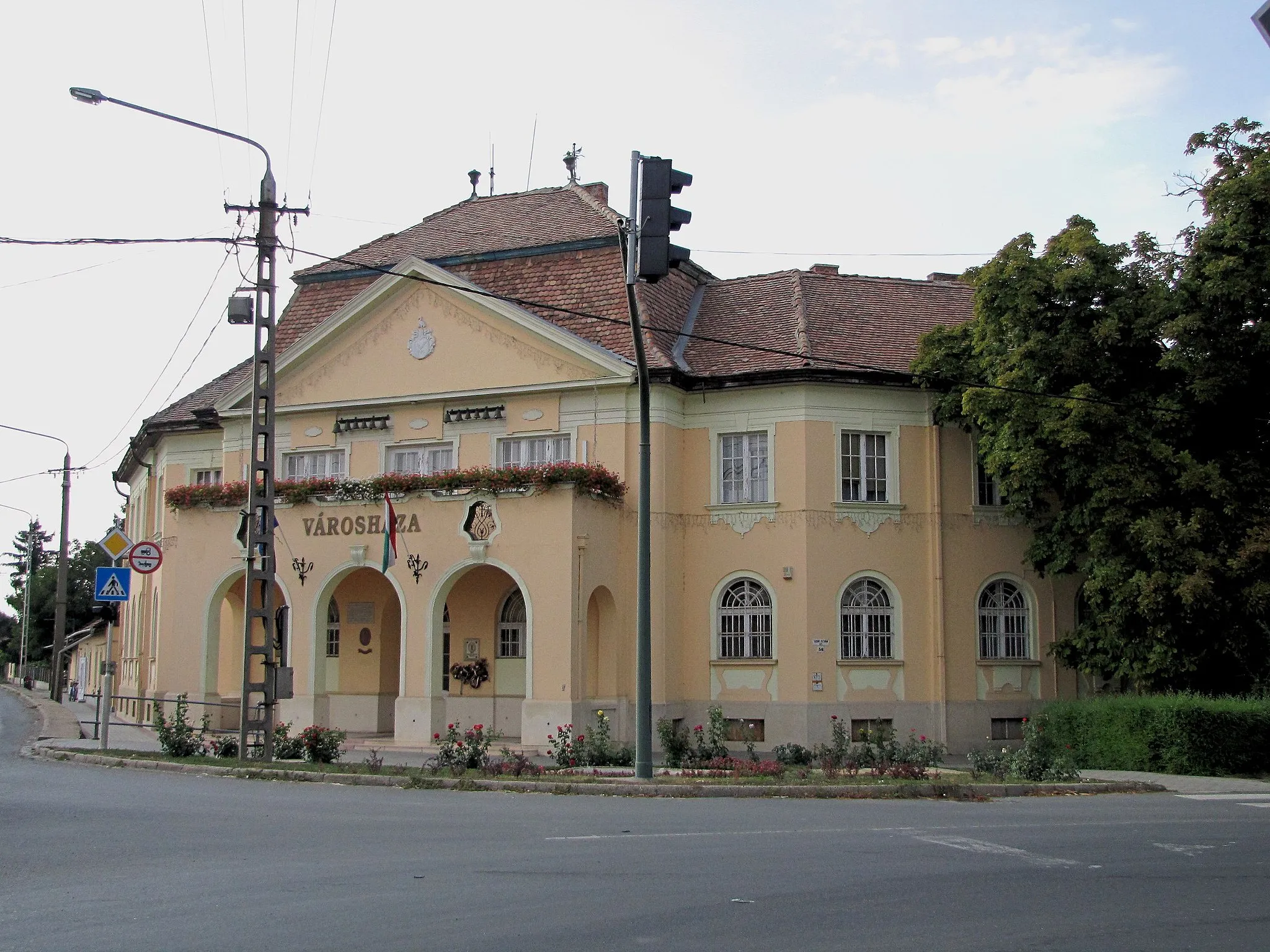 Photo showing: City hall, Kenderes, Hungary (architect: Bálint Szeghalmi)