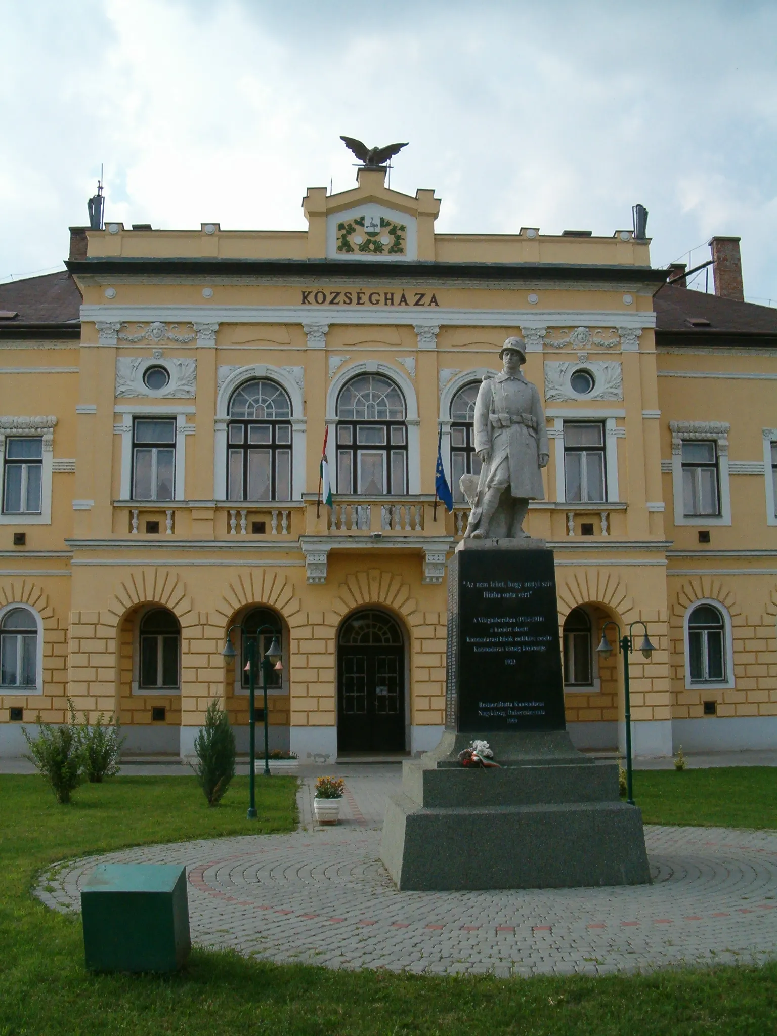 Photo showing: Village hall and First World War monument in Kossuth tér, Kunmadaras, Hungary