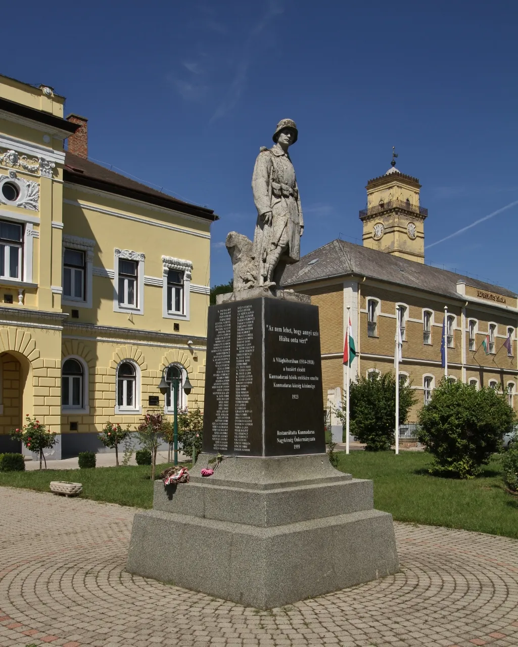 Photo showing: First World War monument in Kossuth tér, Kunmadaras, Hungary, seen from south-southwest