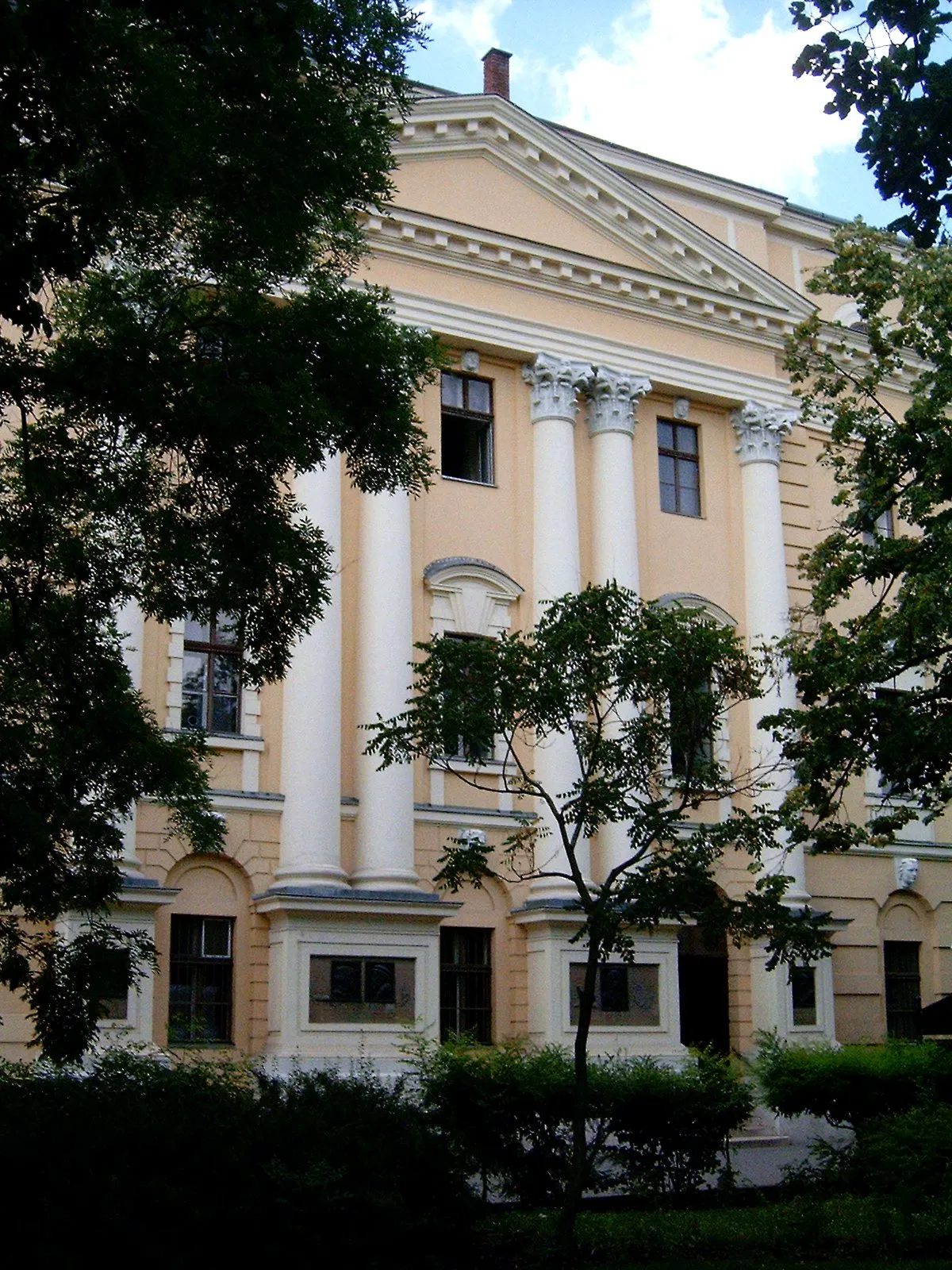 Photo showing: A Debreceni Református Kollégium épülete. A főbejárat előtt fás park található, a teljes homlokzat nem fényképezhető le