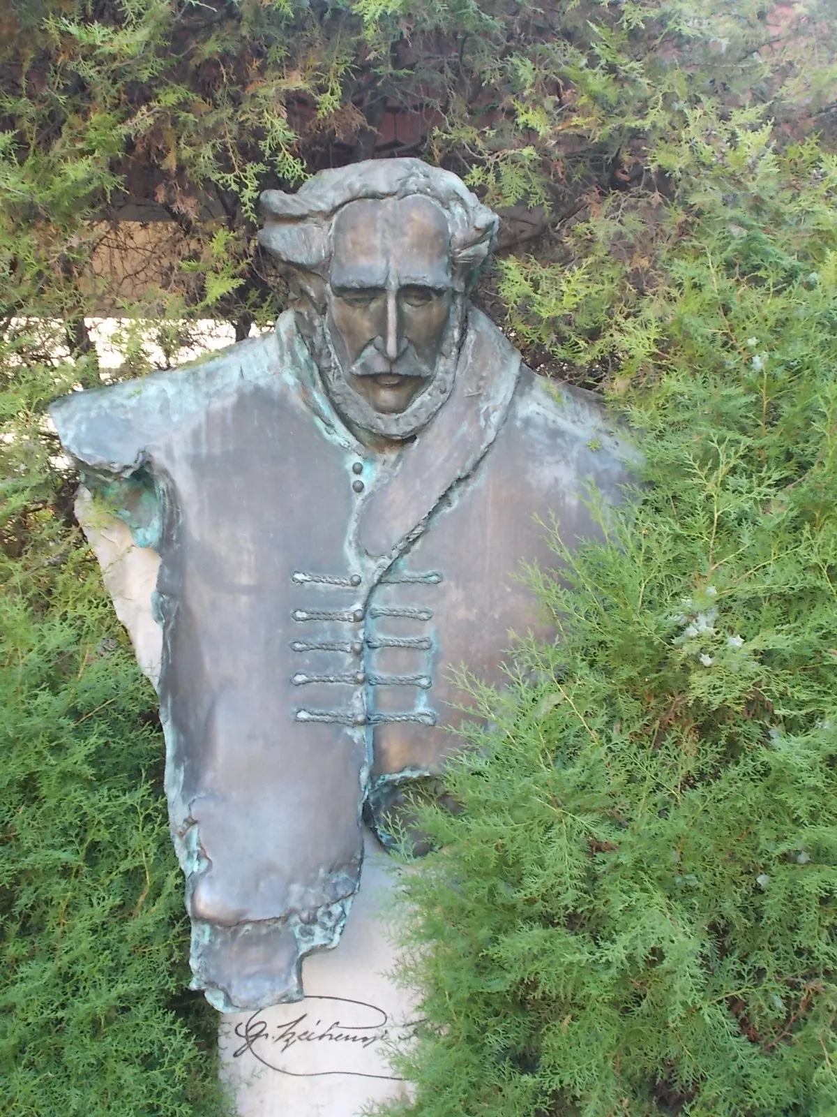 Photo showing: : Bust of István Széchenyi by Géza Balogh (1993 Bronze bust) at Széchenyi Secondary school (Est. 1918)- Városmajor  Street, Nyíregyháza, Szabolcs-Szatmár-Bereg County, Hungary.