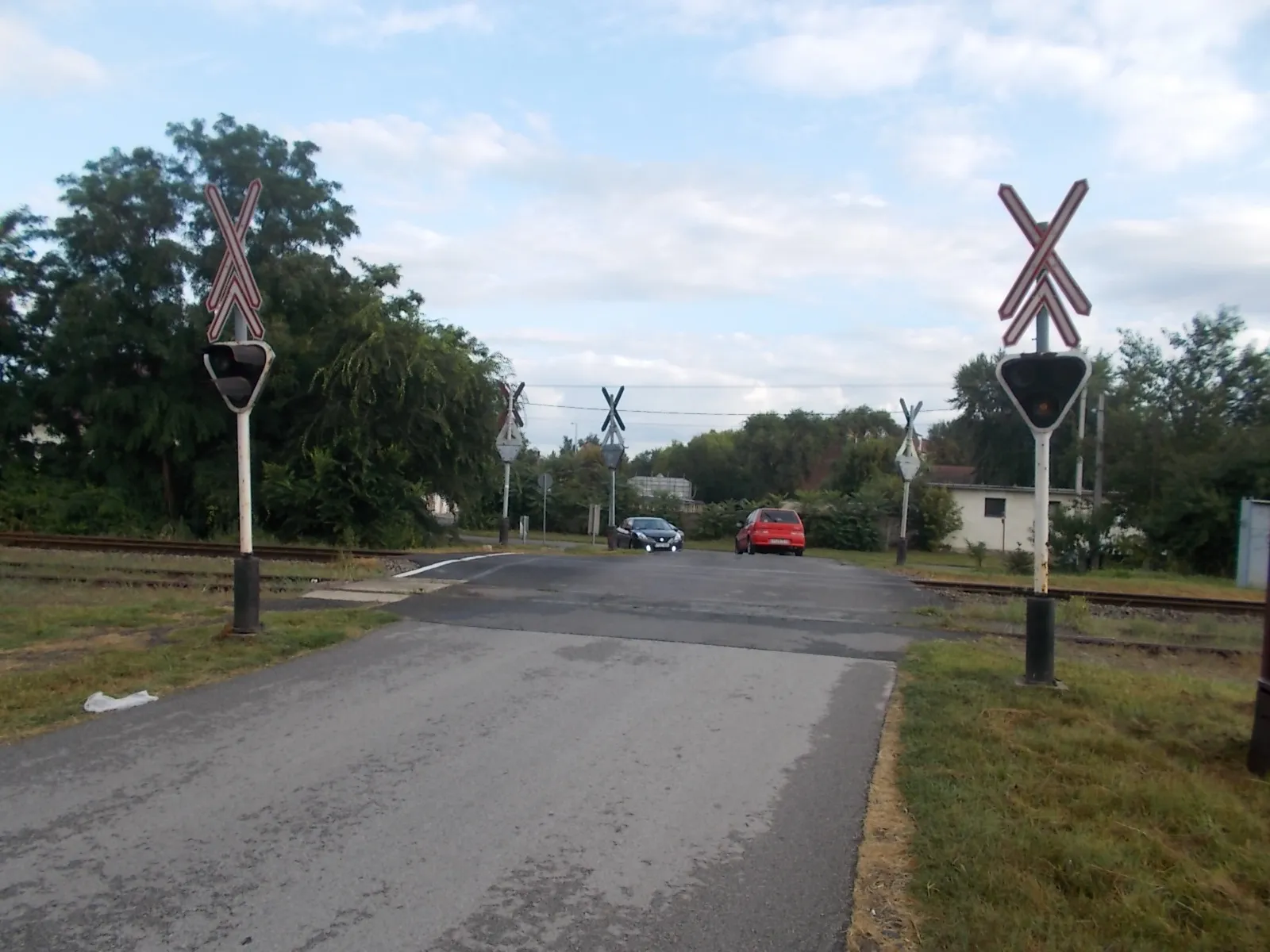 Photo showing: : Csemete  Street level crossing, Vásárosnamény–Nyíregyháza railway line in South Industrial Zone of Nyíregyháza, Szabolcs-Szatmár-Bereg County, Hungary.