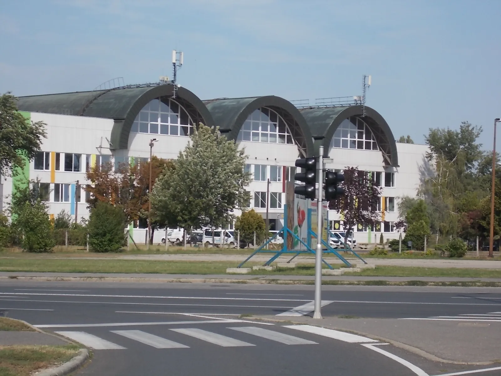 Photo showing: : Continental Aréna from Bujtosi Street and Hunyadi Street cnr. located at Géza street, Nyíregyháza, Szabolcs-Szatmár-Bereg County, Hungary.