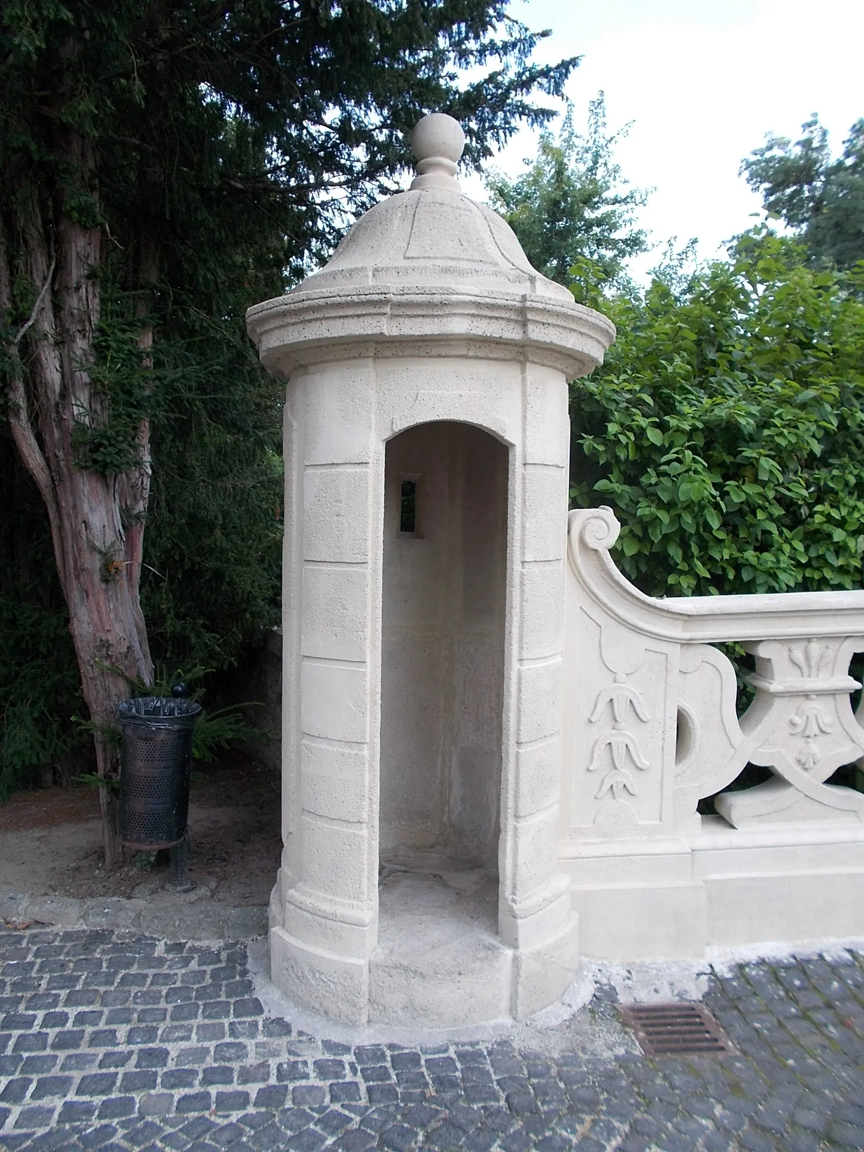 Photo showing: Guard post at the Main entrance. - Royal Palace of Gödöllő (former Grassalkovich Palace) complex. - Szabadság Road, Gödöllő, Pest County, Hungary.