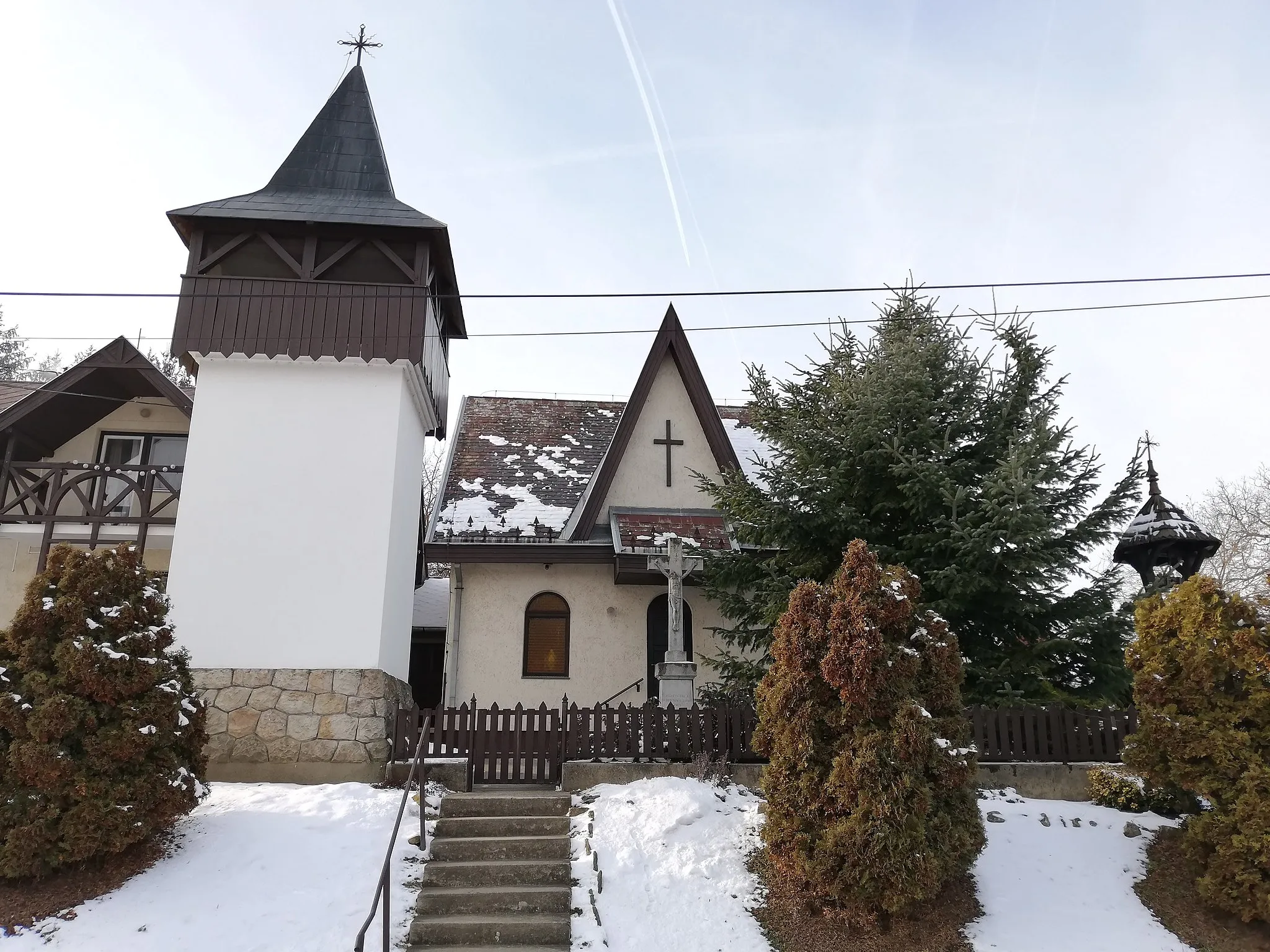 Photo showing: A debercsényi Szent Erzsébet-templom és harangláb.