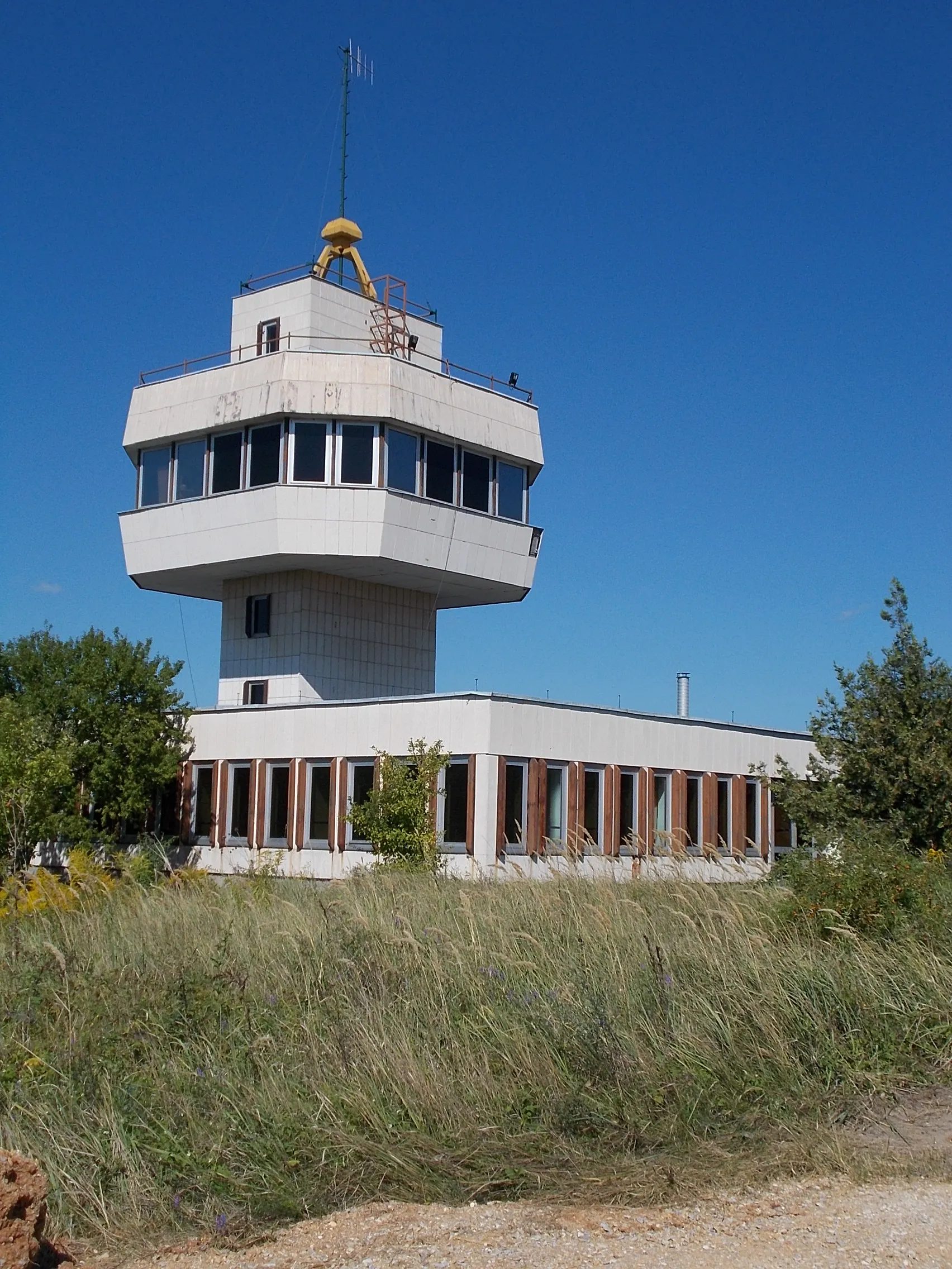 Photo showing: : Control tower of Eger-Rendező railway station. - Kűlső sor, Eger, Heves County, Hungary.