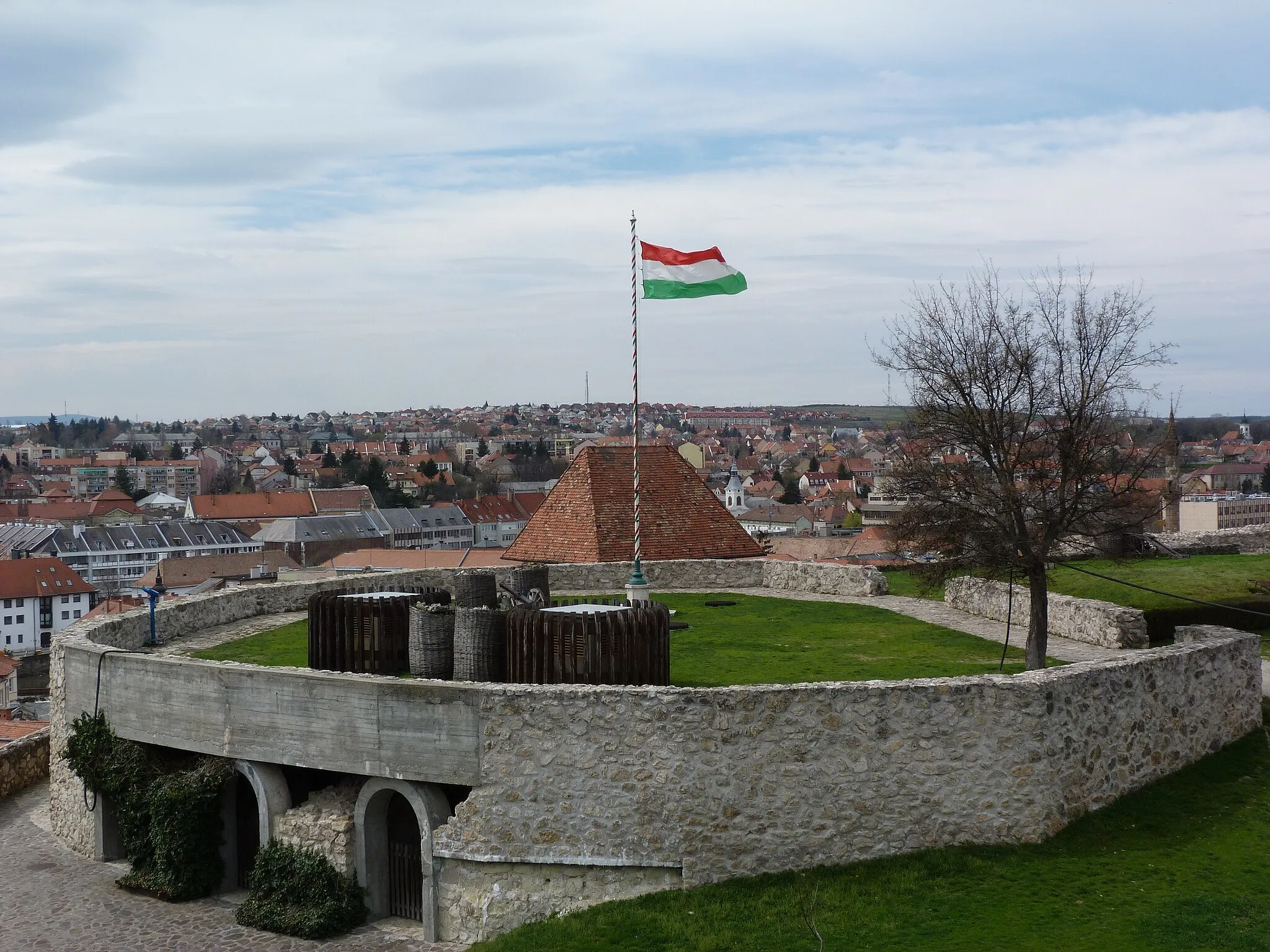 Photo showing: A felvétel 2013. Április 17 –én, szerdán készült Egerben. Eger vára. Forrás: egrivar.hu   varbaratikoreger.hu