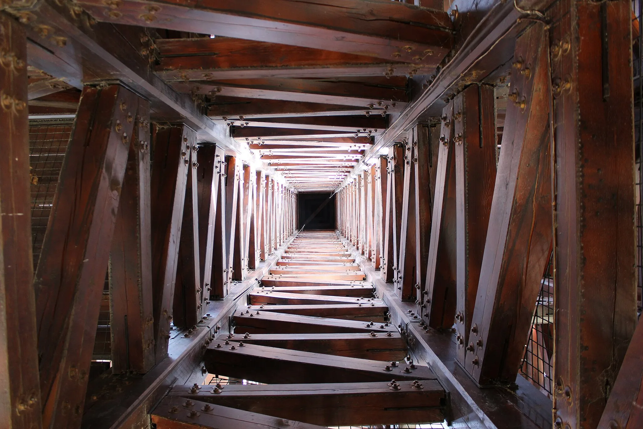 Photo showing: Interior of lookout tower on Kalapat Hill in Szilvásvárad, Hungary.