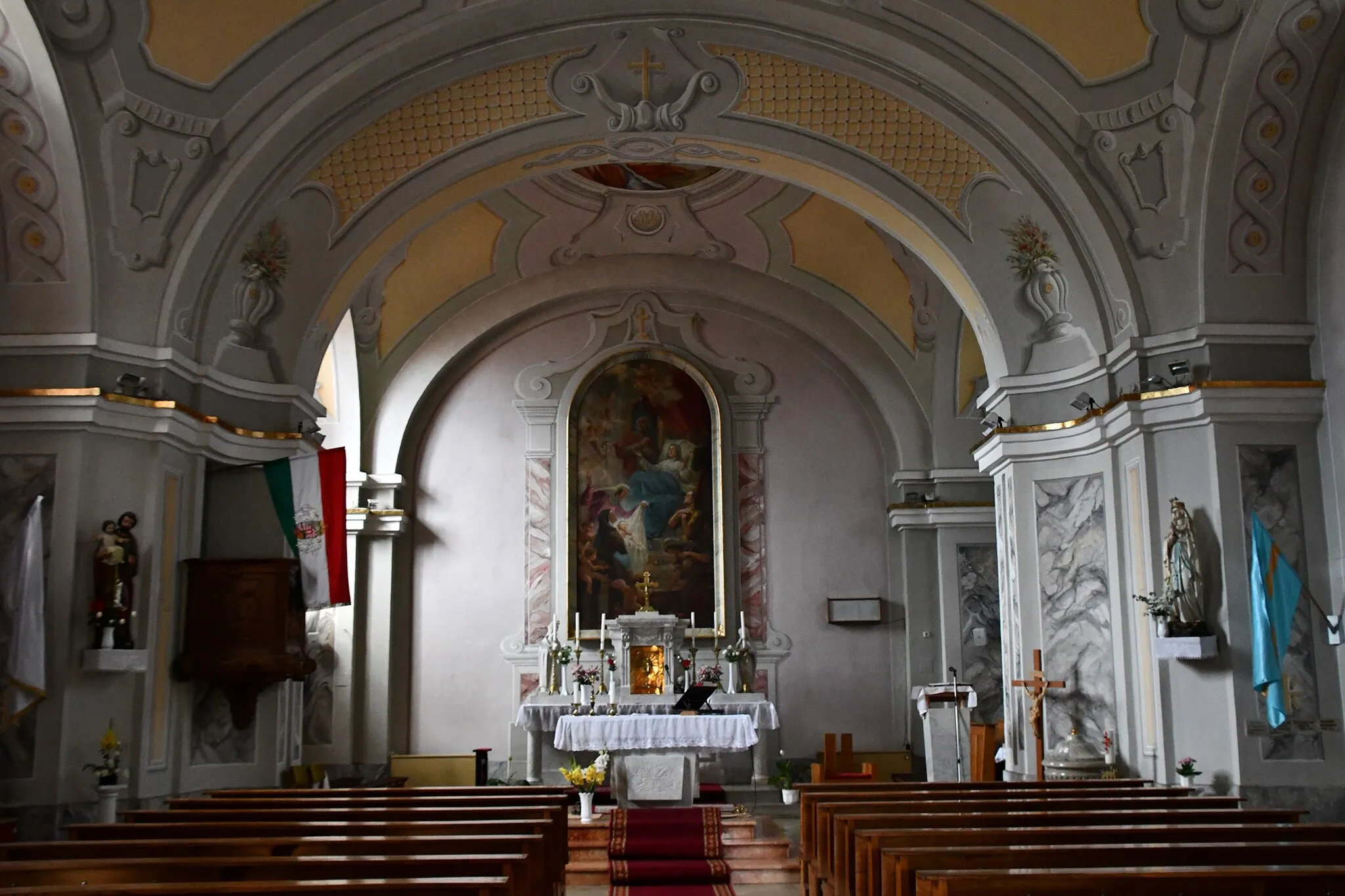 Photo showing: Interior of the Roman Catholic church in Dejtár, Hungary