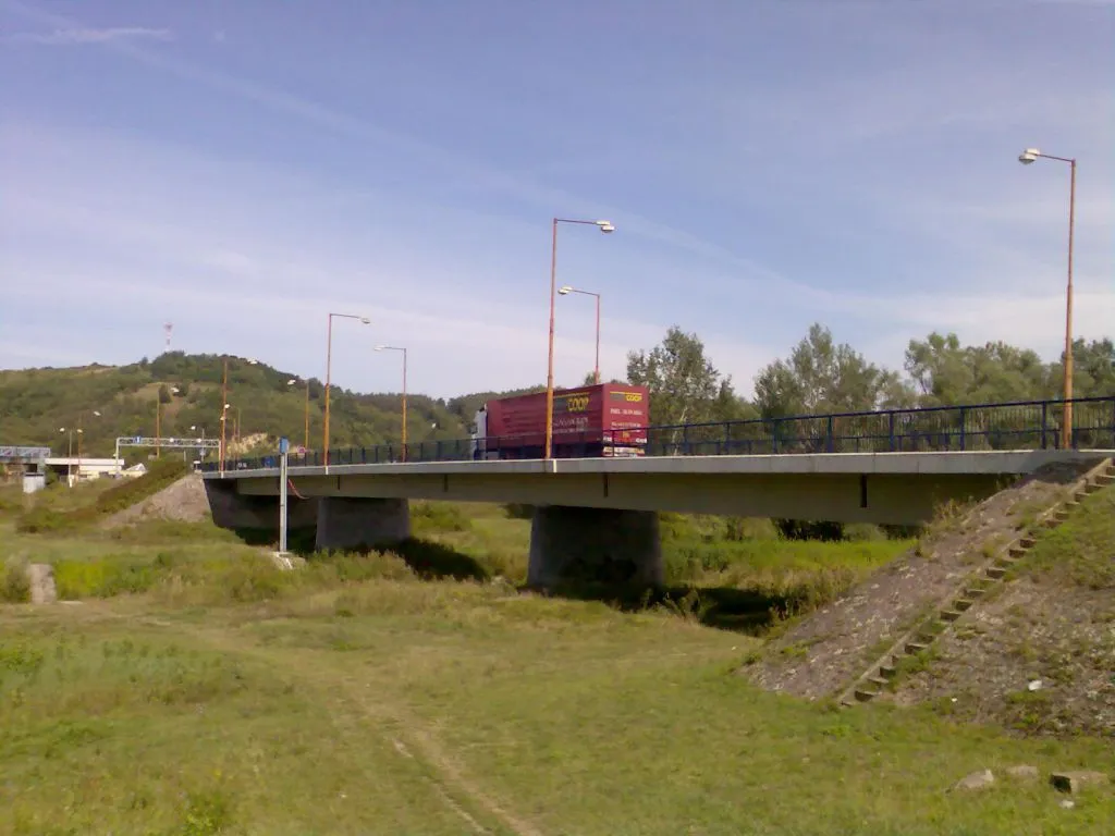 Photo showing: Road bridge over Ipel near Balassagyarmat