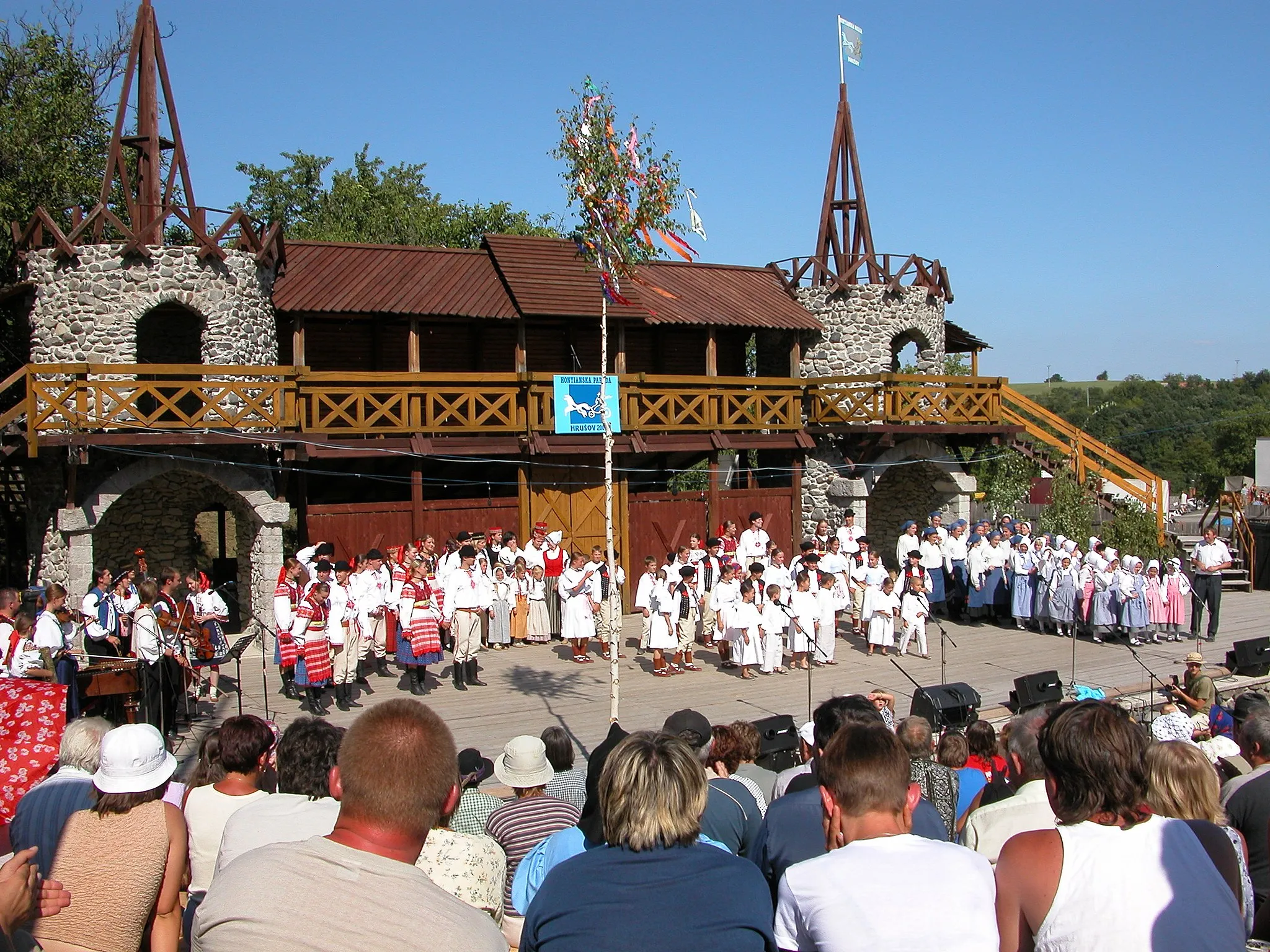Photo showing: Amphitheatre.

Hontianska paráda - folklore festival in Slovakia Autor: Tomko