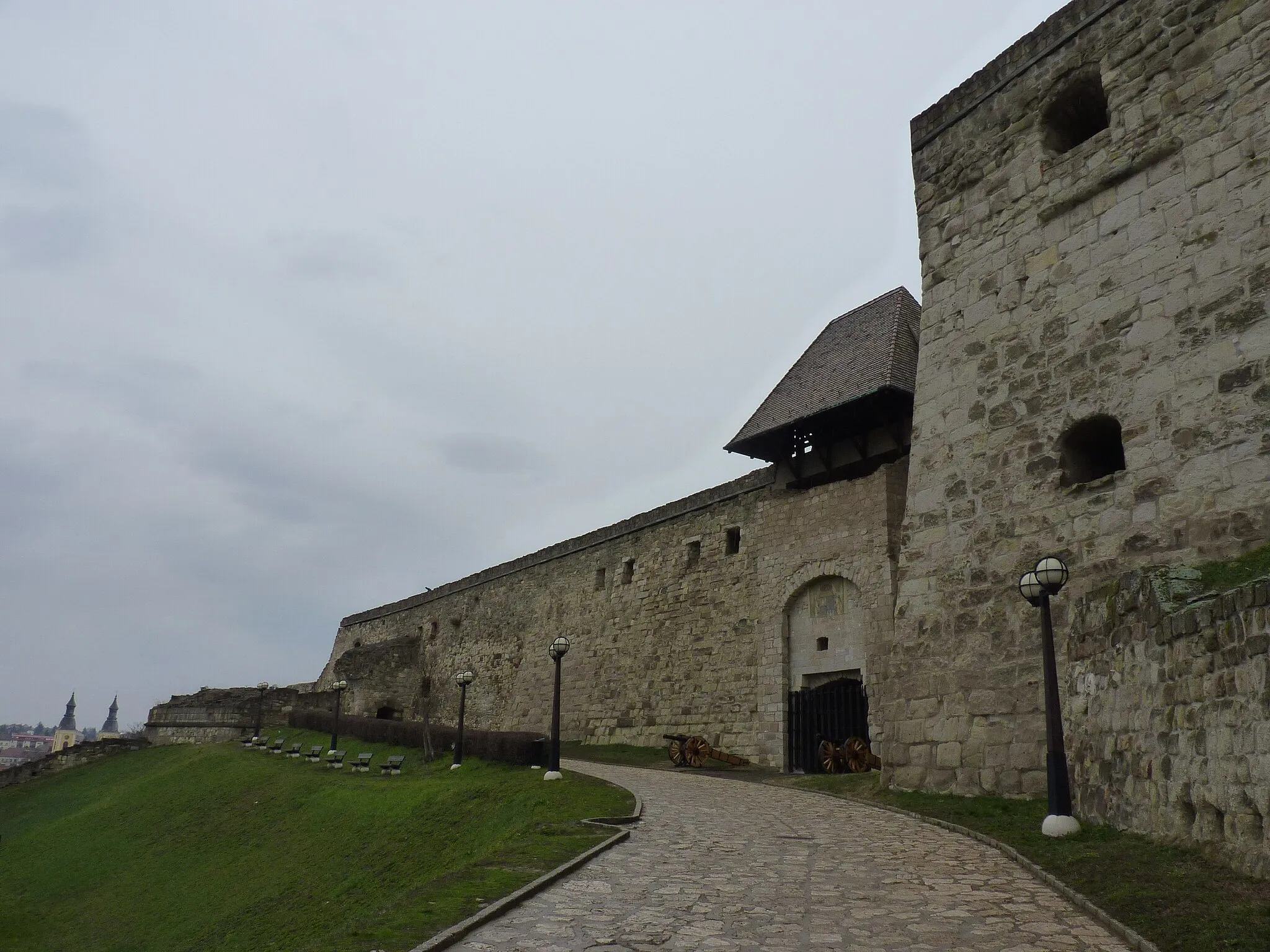 Photo showing: Castle of Eger promenade