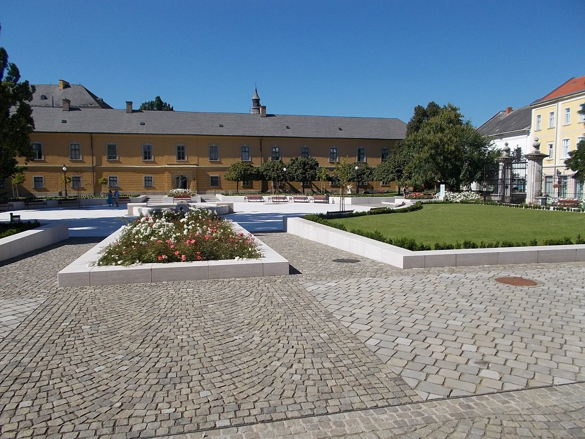 Photo showing: : Archiepiscopal Palace north wing across garden. - 1-3 Széchenyi Street, Eger, Heves County, Hungary.