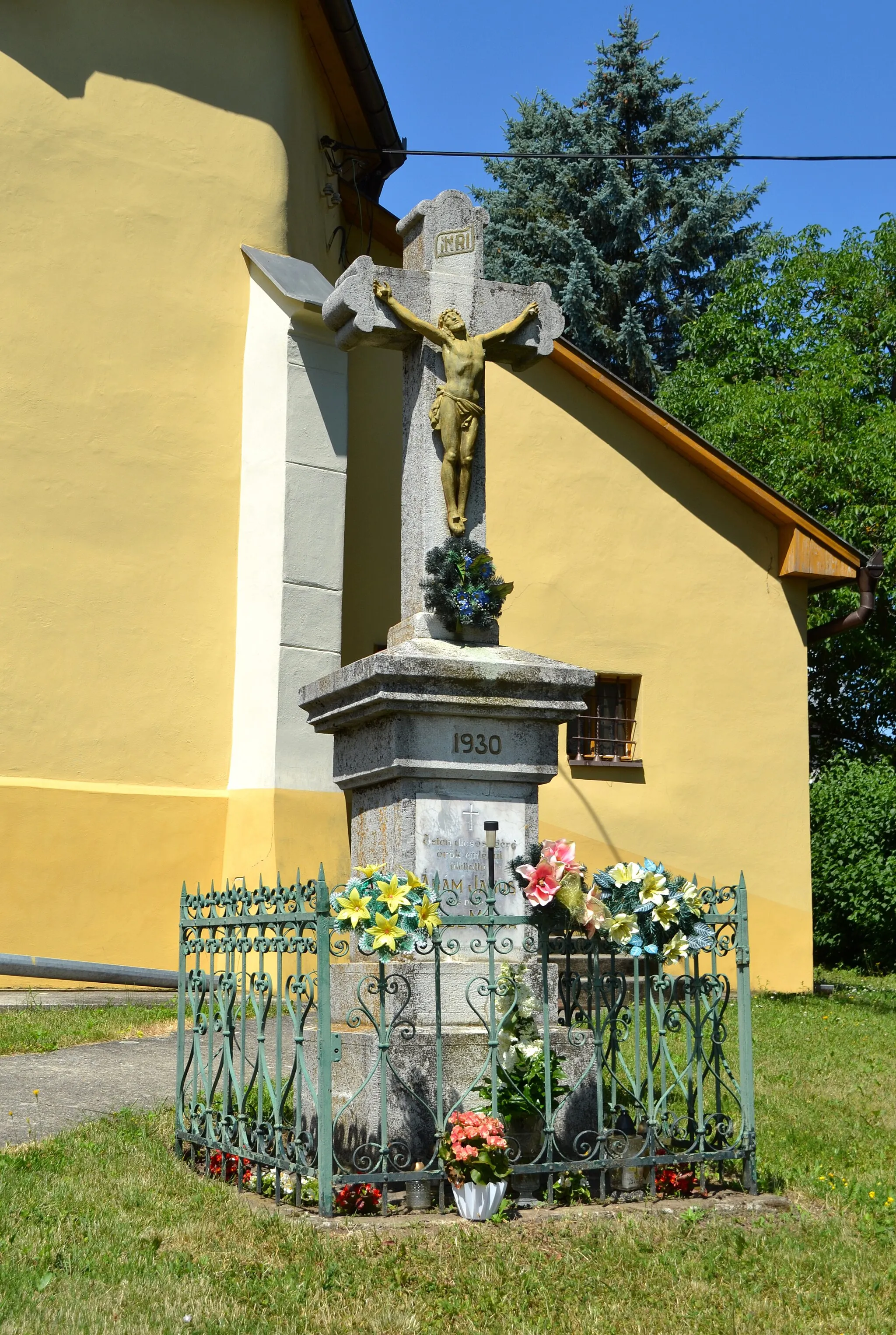 Photo showing: Kríž s Ukrižovaným pri kostole sv. Štefana Uhorského v Novej Bašte