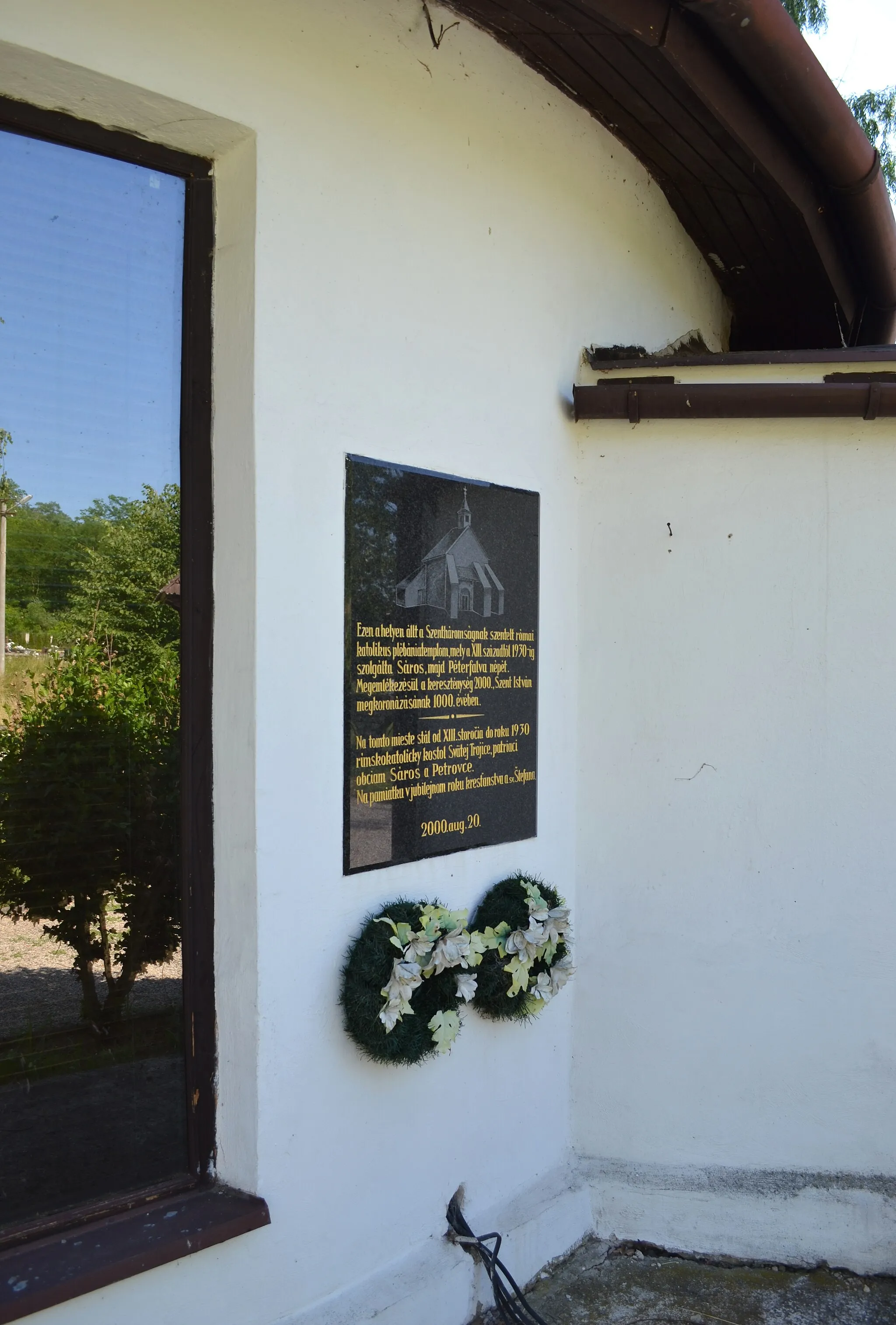 Photo showing: Pamätná tabuľa na dome smútku, na mieste, kde ešte v 40. rokoch 20. storočia stál románsky kostol z druhej štvrtiny 13. storočia.