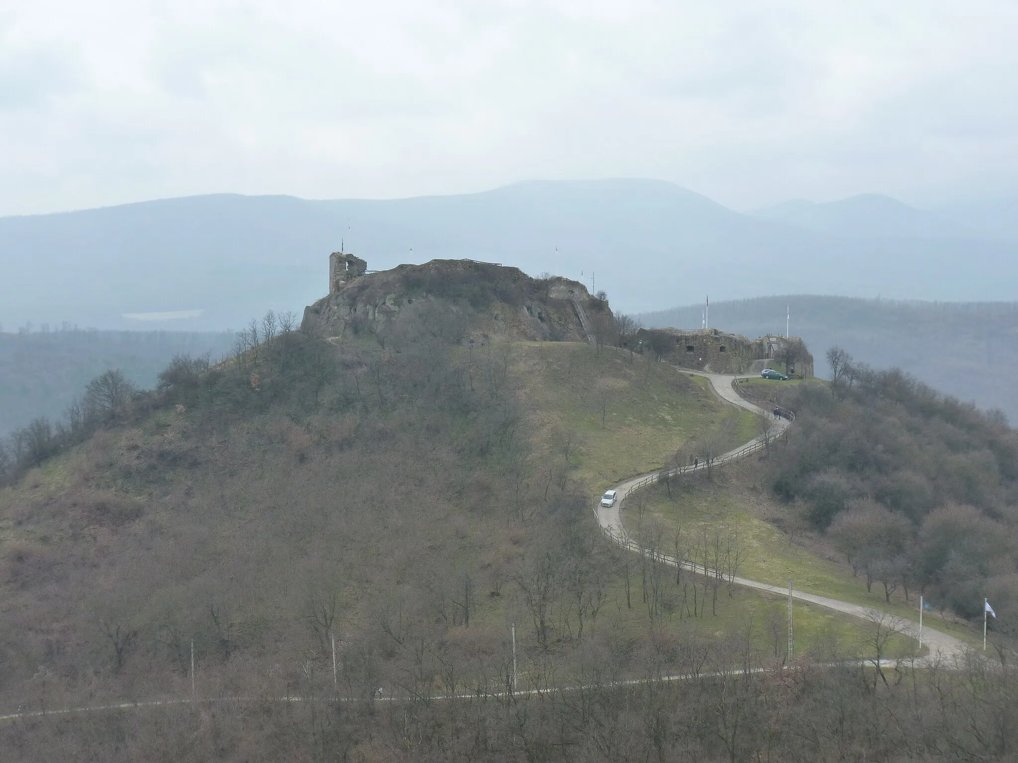 Photo showing: View of Castle of Sirok from Törökasztal