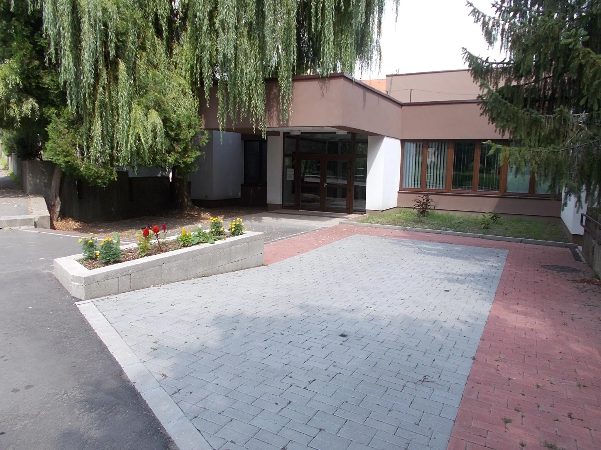 Photo showing: : Gerelyes Endre House of Culture (former). Now education institution partly/temporarly?  - Gorkij Boulevard, Zagyvapálfalva, Salgótarján, Nógrád County, Hungary.