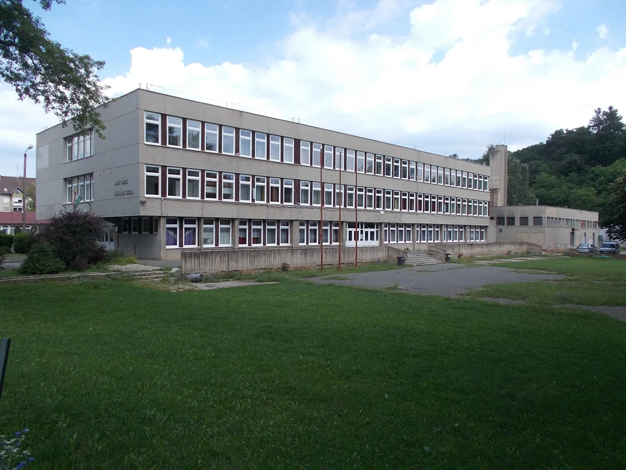 Photo showing: : Arany János Elementary School (Est. 1873). School building built in 1977. - 1 Gorkij Boulevard, Budapesti Road, Zagyvapálfalva, Salgótarján, Nógrád County, Hungary.