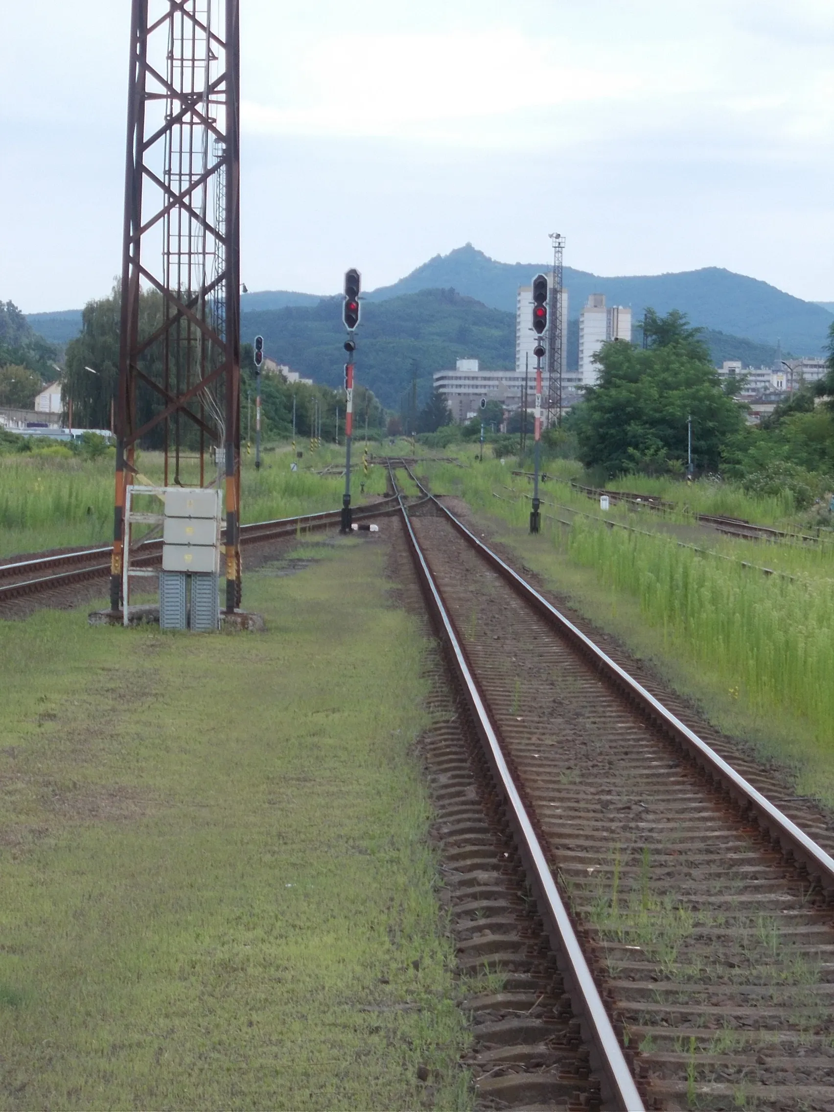 Photo showing: : Salgótarján külső railway station. Looking toward station exit signals. - Salgótarján, Nógrád County, Hungary.