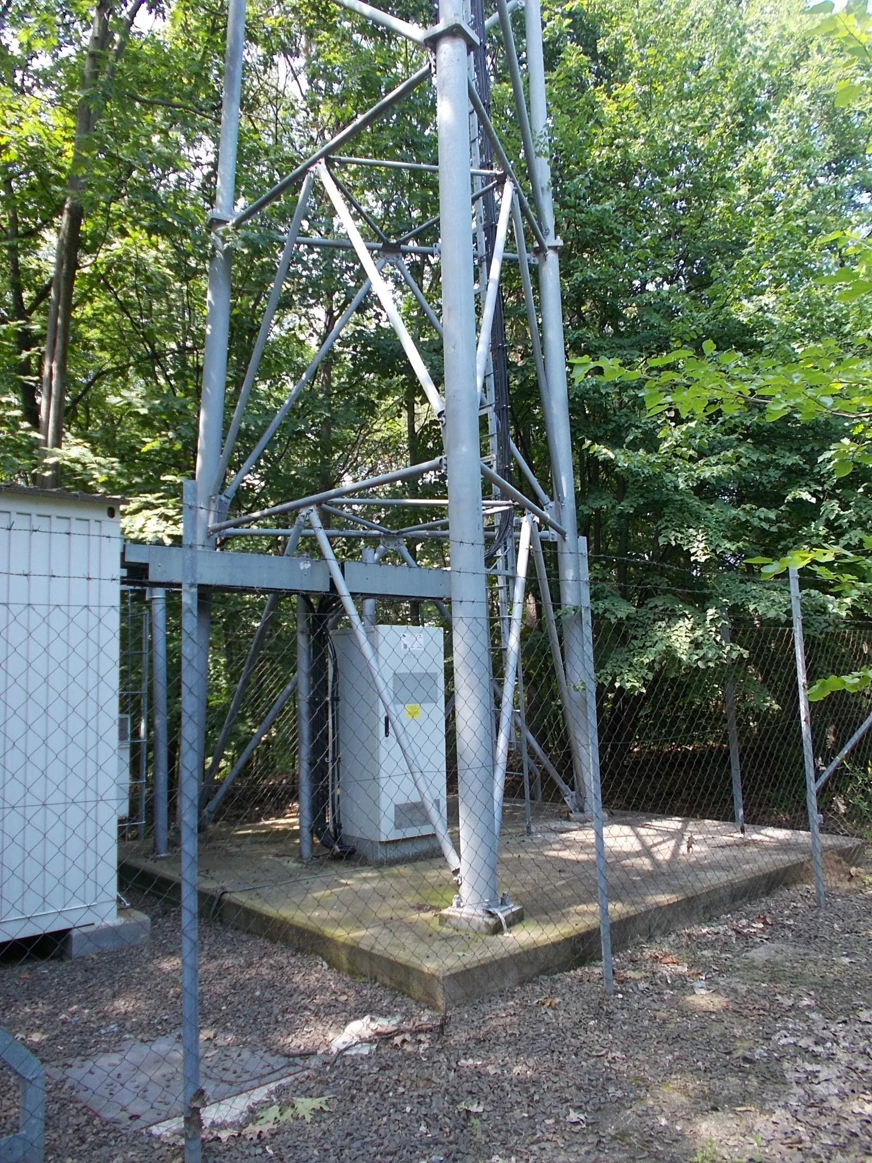 Photo showing: : Mobile phone base station on Szent Imre (Saint Emeric) Hill, Salgótarján, Nógrád County, Hungary.