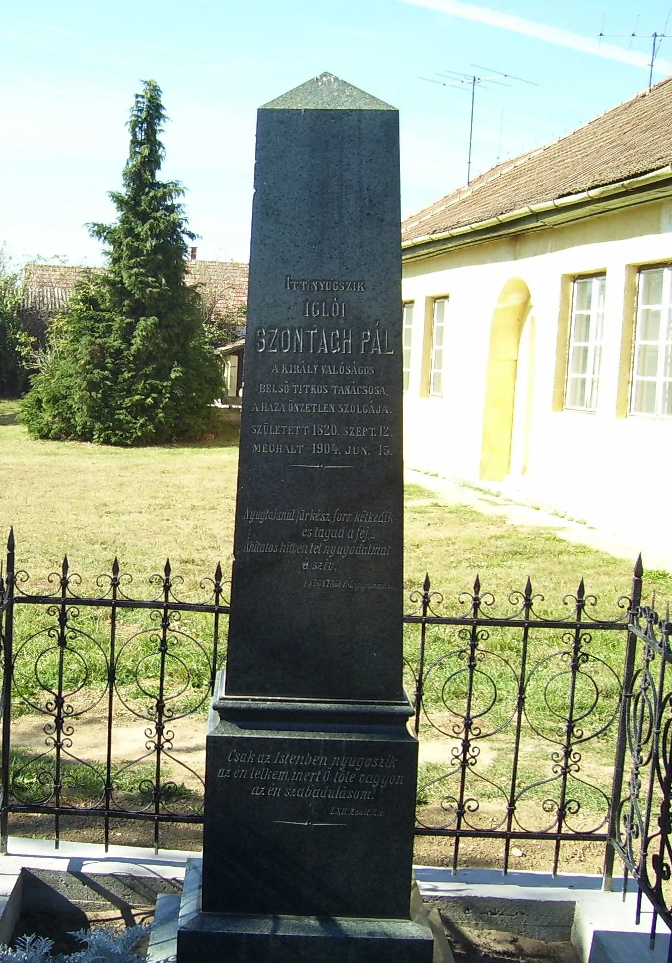 Photo showing: Tomb of Pál Szontagh in Horpács near to the Roman catholic church (Hungary).