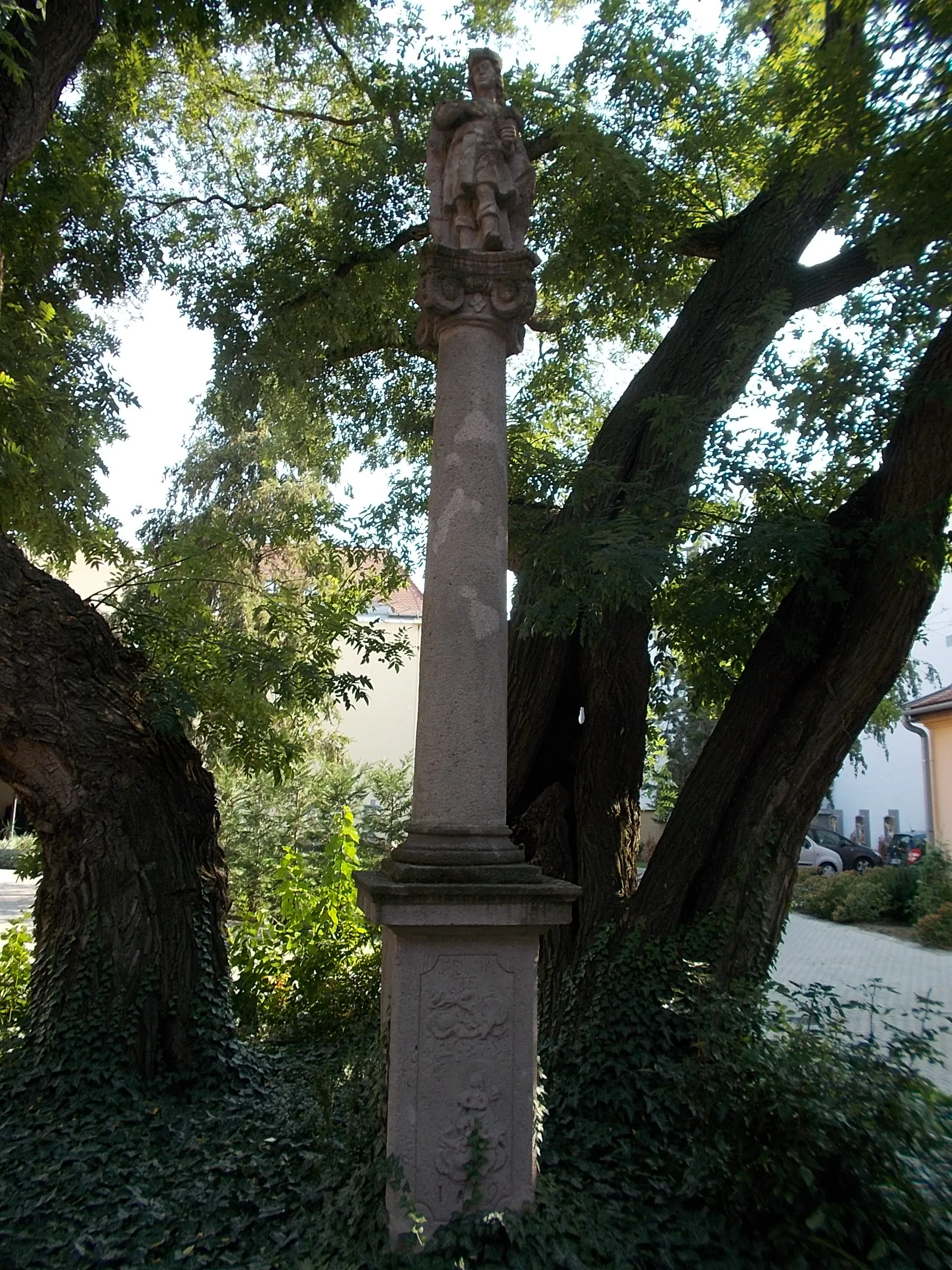 Photo showing: : Saint Donat statue. Listed ID 5700. Located in a parish courtyard ( Holy Crown House), a votive column with Ionic top. - Gyöngyös, Heves County, Hungary.