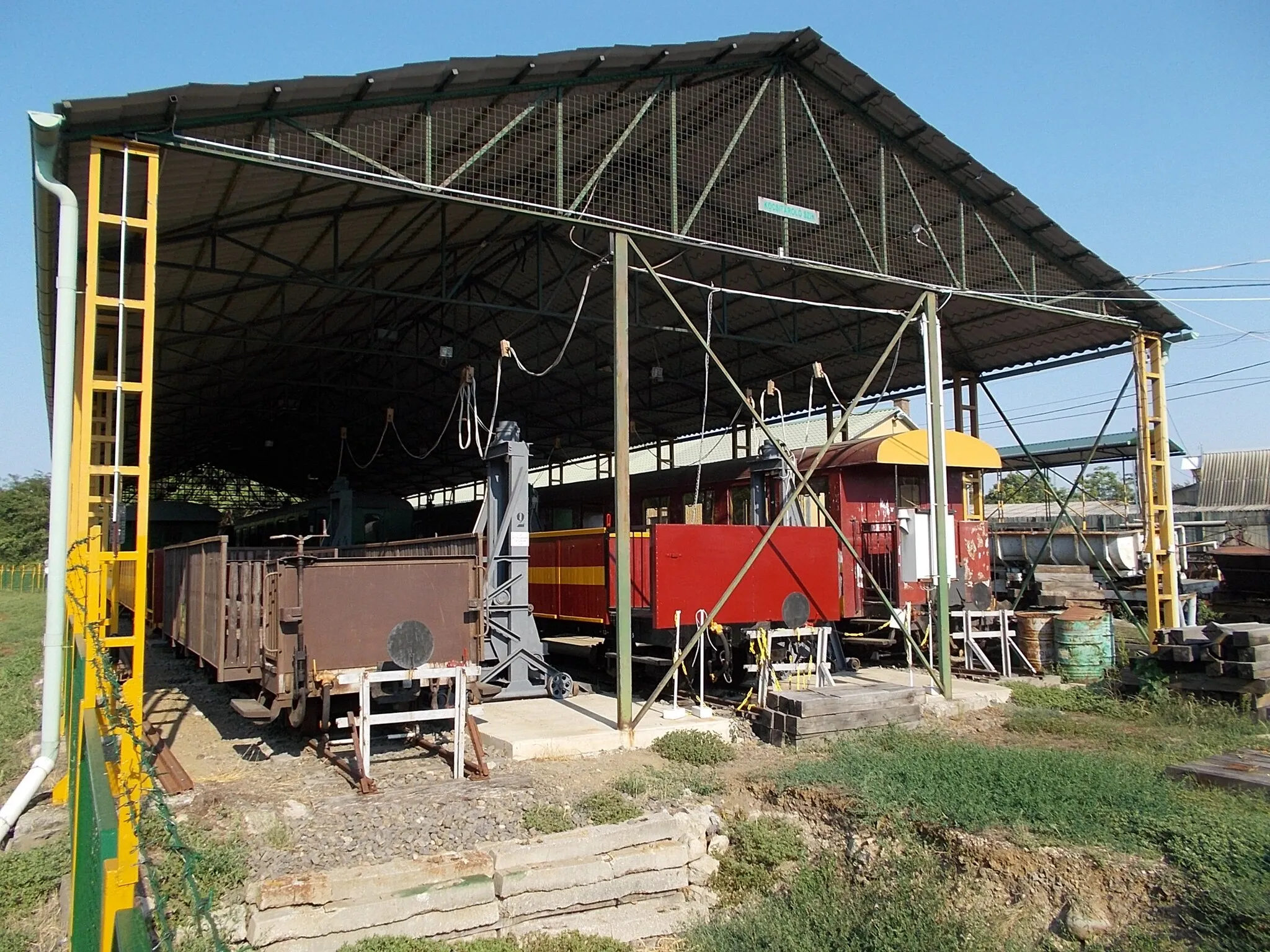 Photo showing: Rail vehicle at Gyöngyös depot of Matra Forest Railways. - Dobó István Street, Gyöngyös, Heves County, Hungary