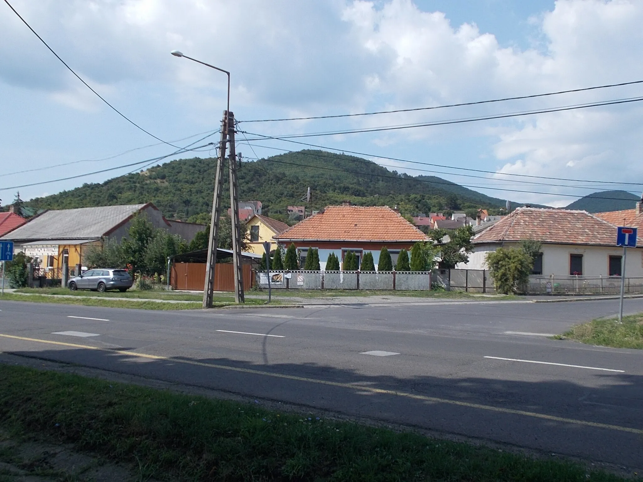 Photo showing: Kopaszka (224m asl) and Várhegy (334m asl) hills from Patak Street, Thököly St. cnr, Sátoraljaújhely, Borsod-Abaúj-Zemplén County, Hungary.