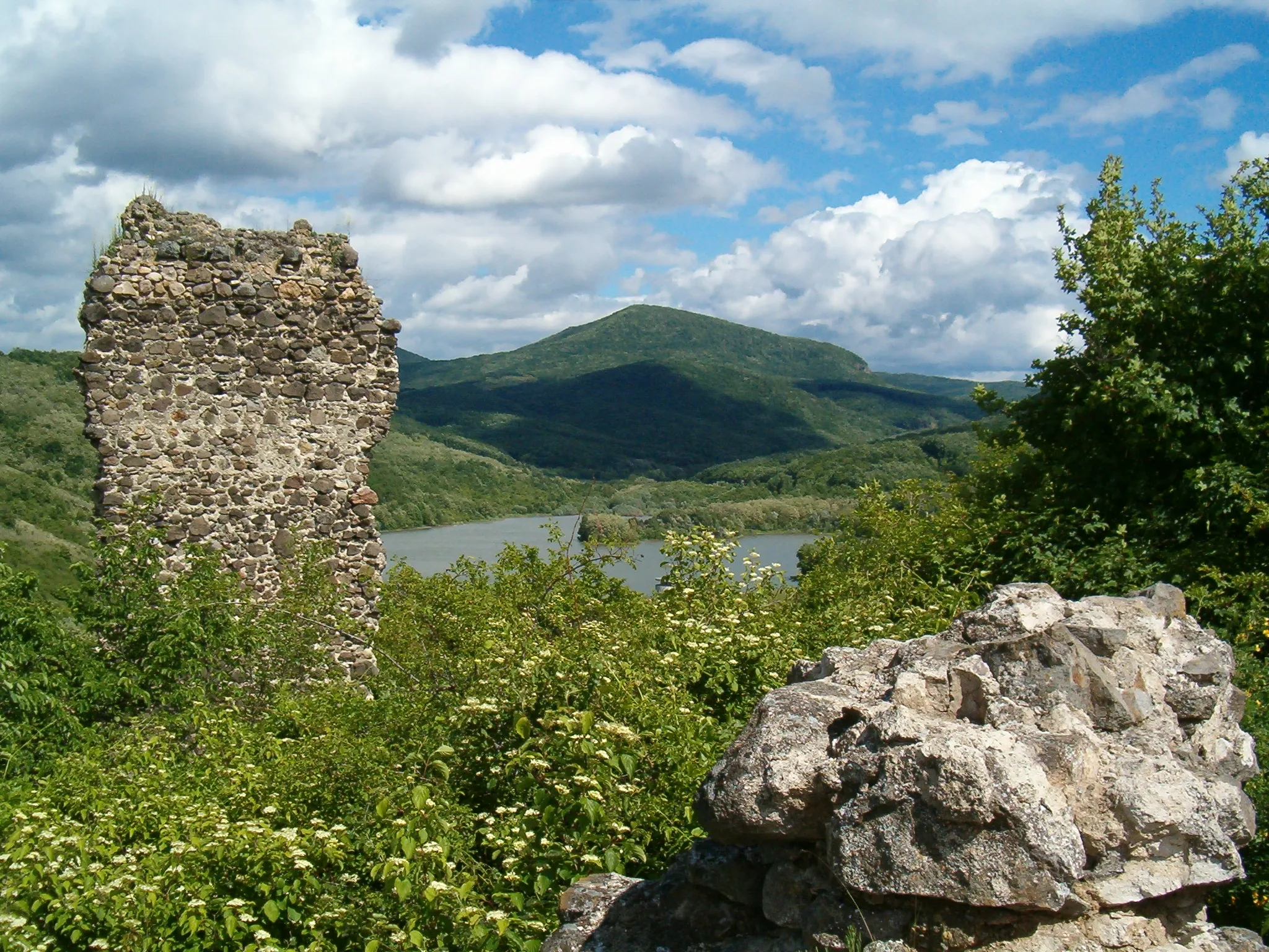 Photo showing: Ruins of the Castle Hasznos in the Mátra Mts. with the peak of Mount Óvár (754 m) in the background (Hungary)
