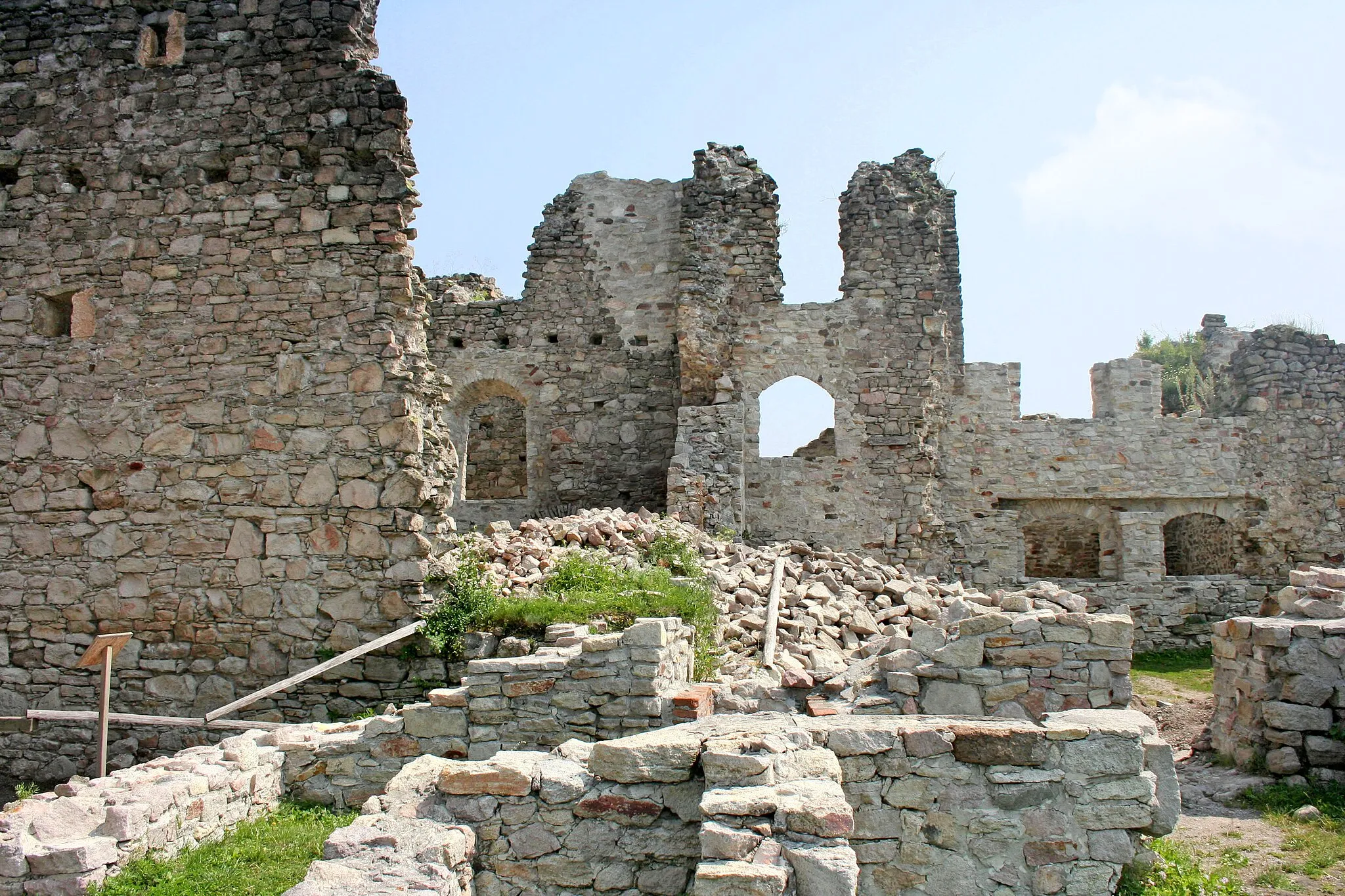 Photo showing: Regéc Castle - the central part of the castle palace - ruins