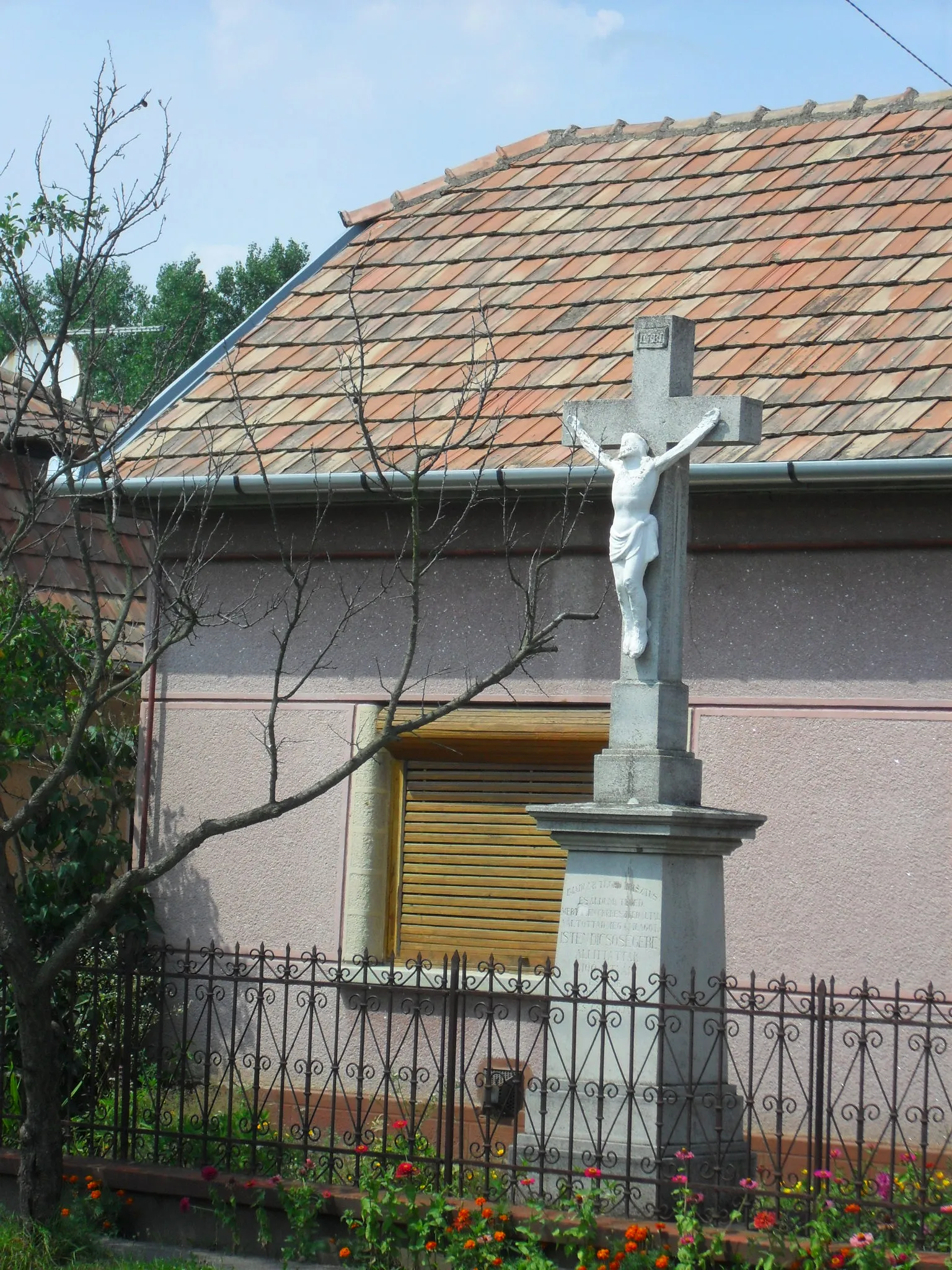 Photo showing: Őrhalom - útmenti feszület a községben
