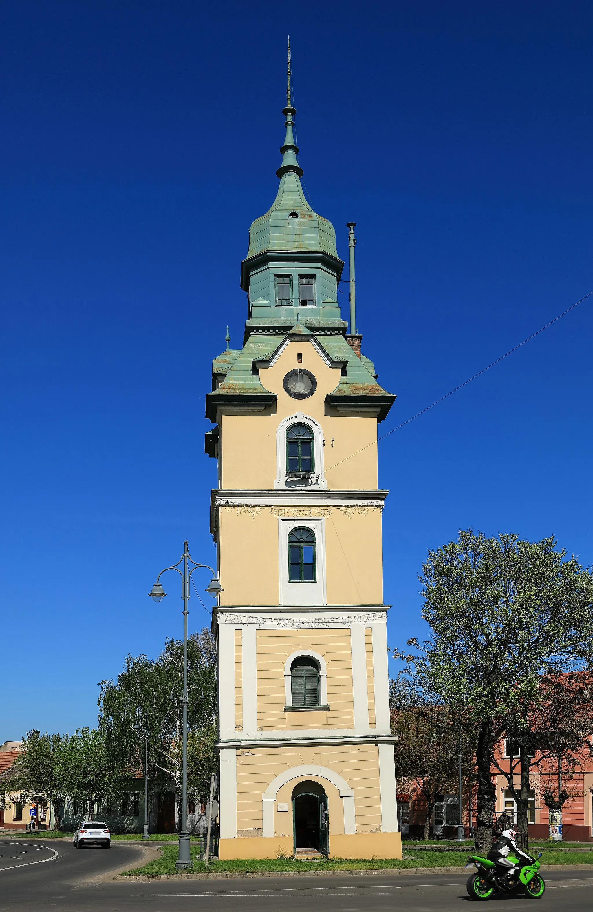 Photo showing: The Szécsény Fire Tower built in the 18th century and got its current shape in 1893. It has a lean of 3 degrees, 0,9° less than the fammous Leaning Tower in Pisa.