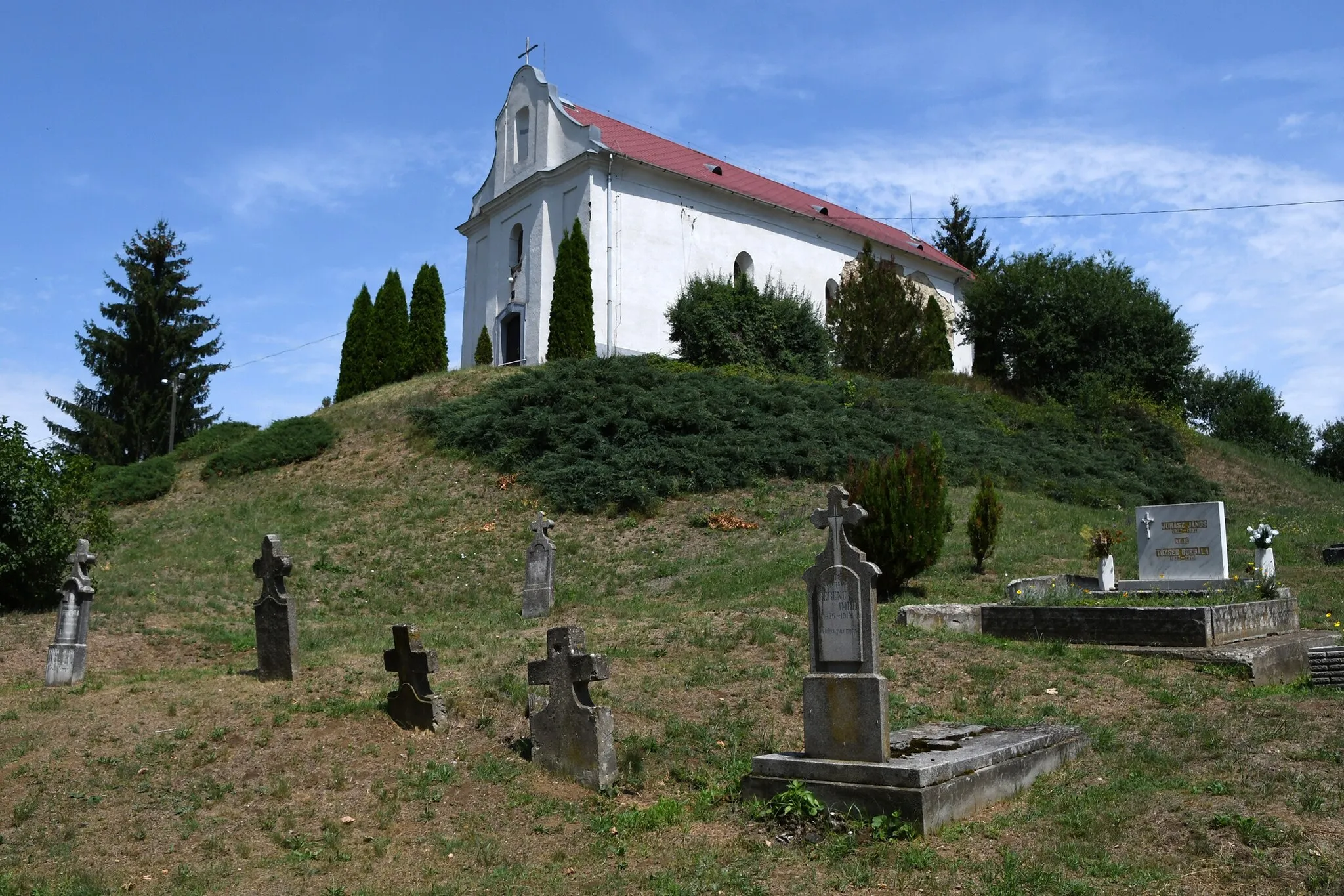 Photo showing: Roman Catholic church in Kishartyán, Hungary