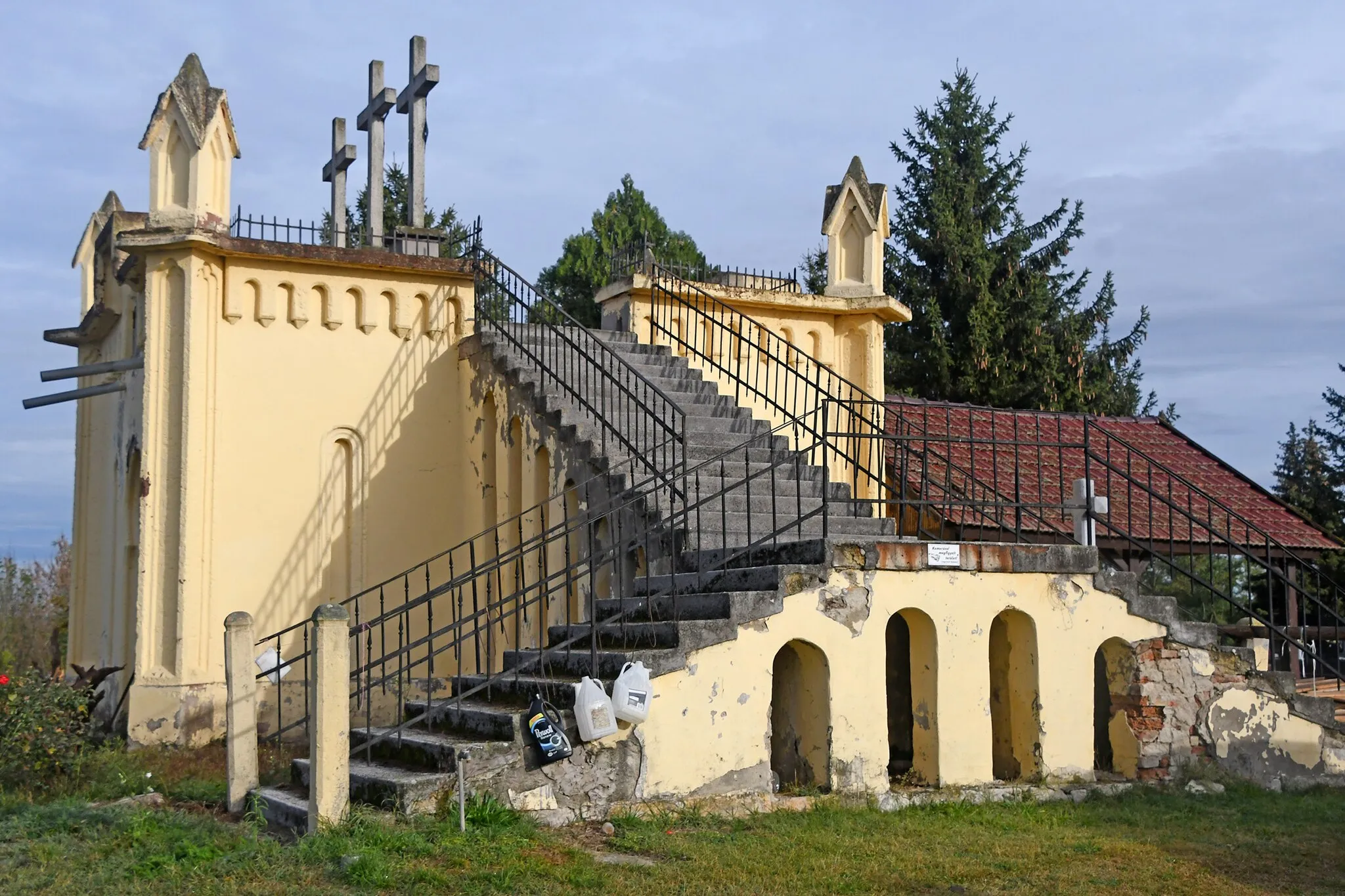 Photo showing: Calvary chapel in the cemetery of Feldebrő, Hungary