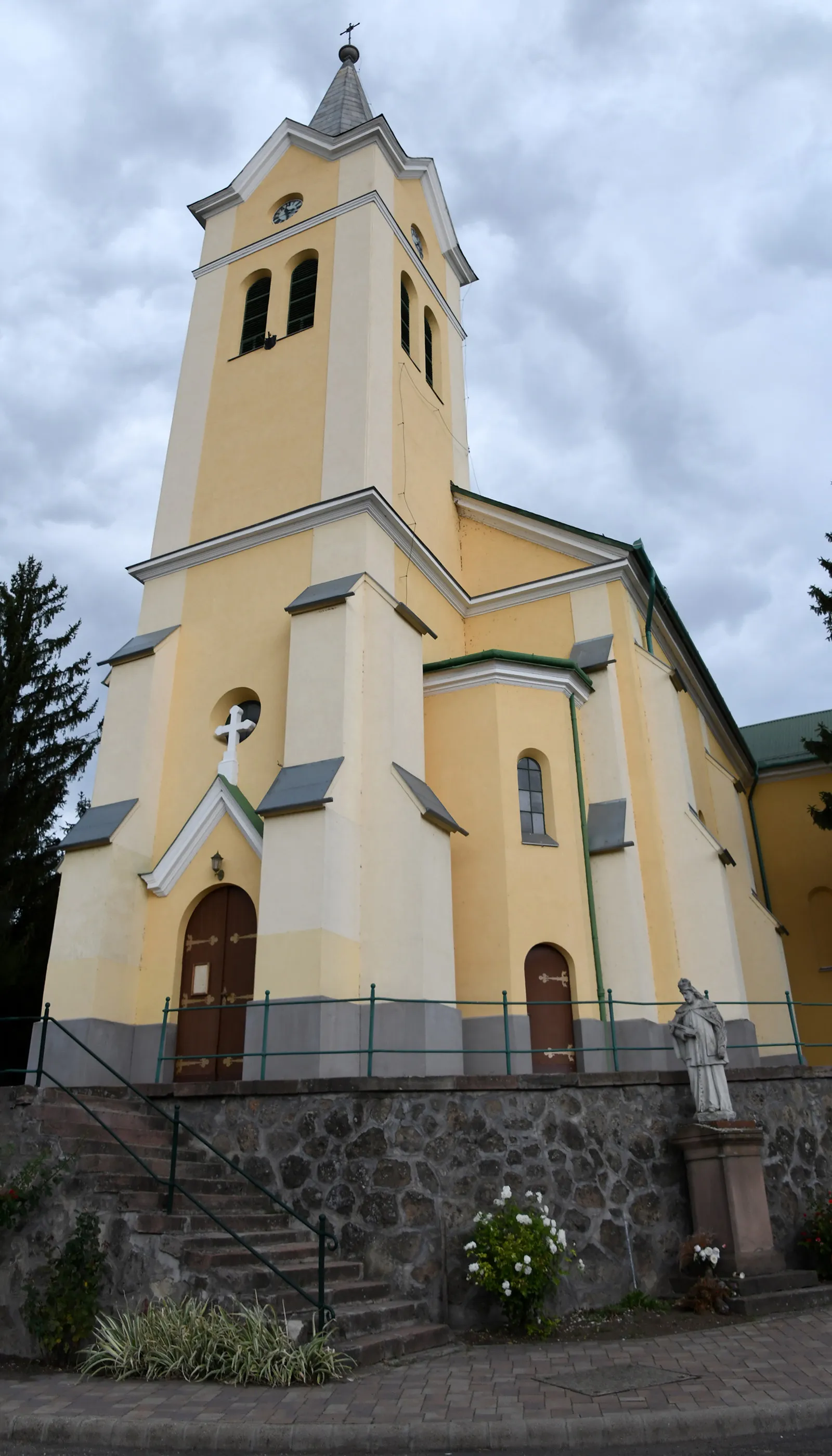 Photo showing: Roman Catholic church in Markaz, Hungary