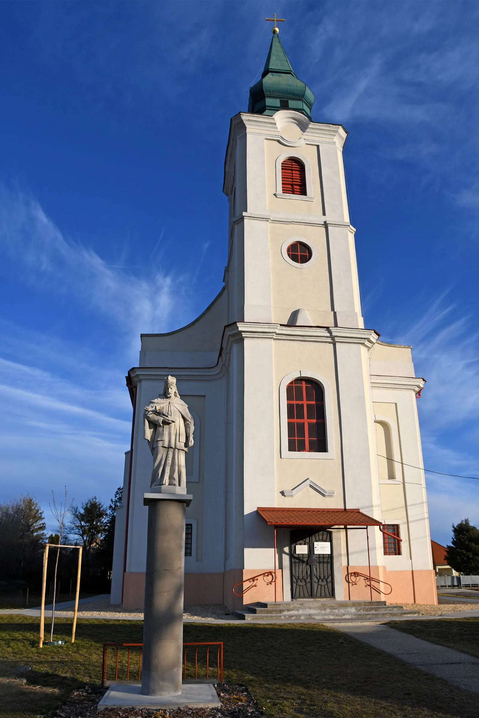 Photo showing: Roman Catholic church in Emőd, Hungary