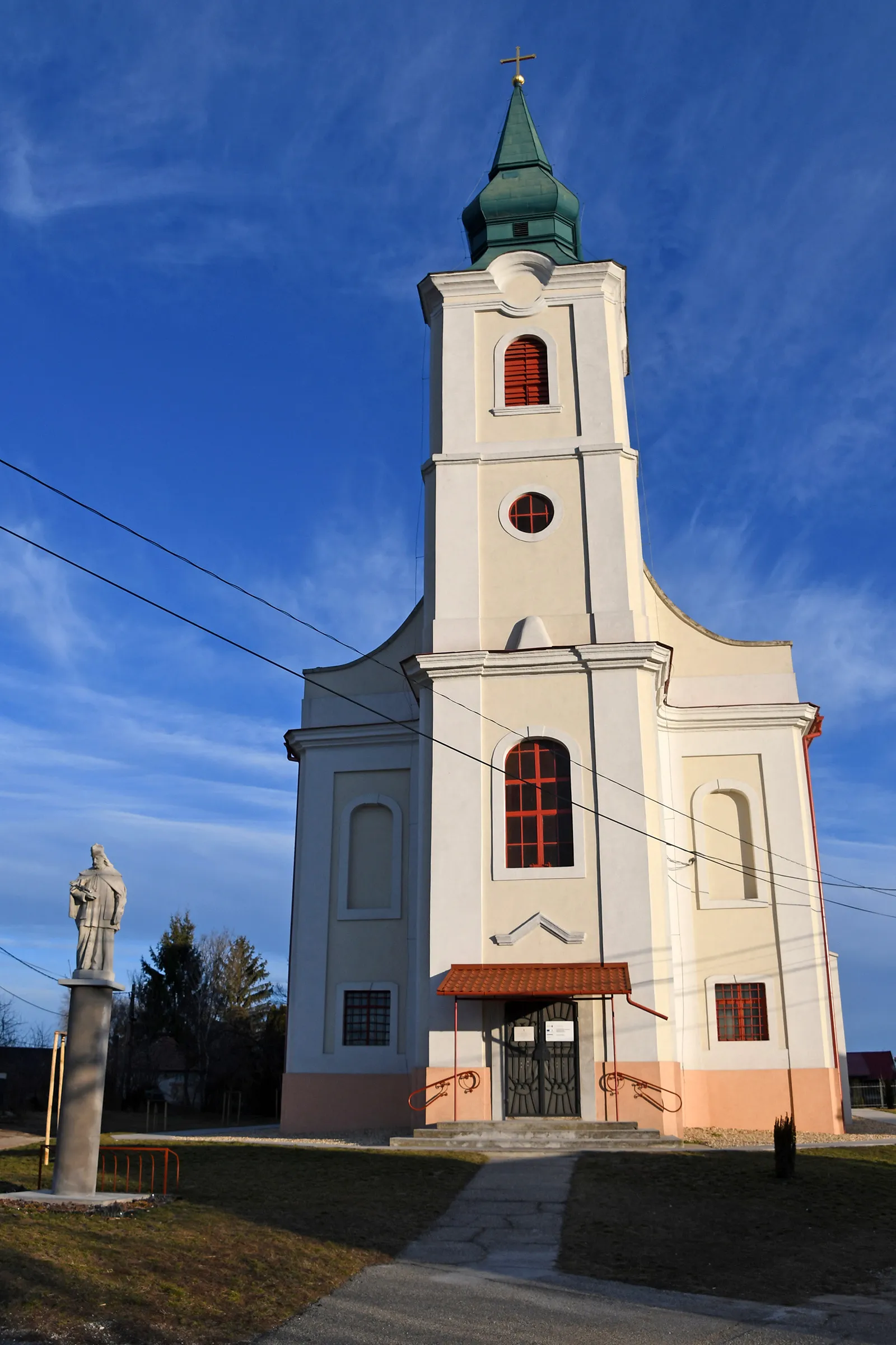 Photo showing: Roman Catholic church in Emőd, Hungary