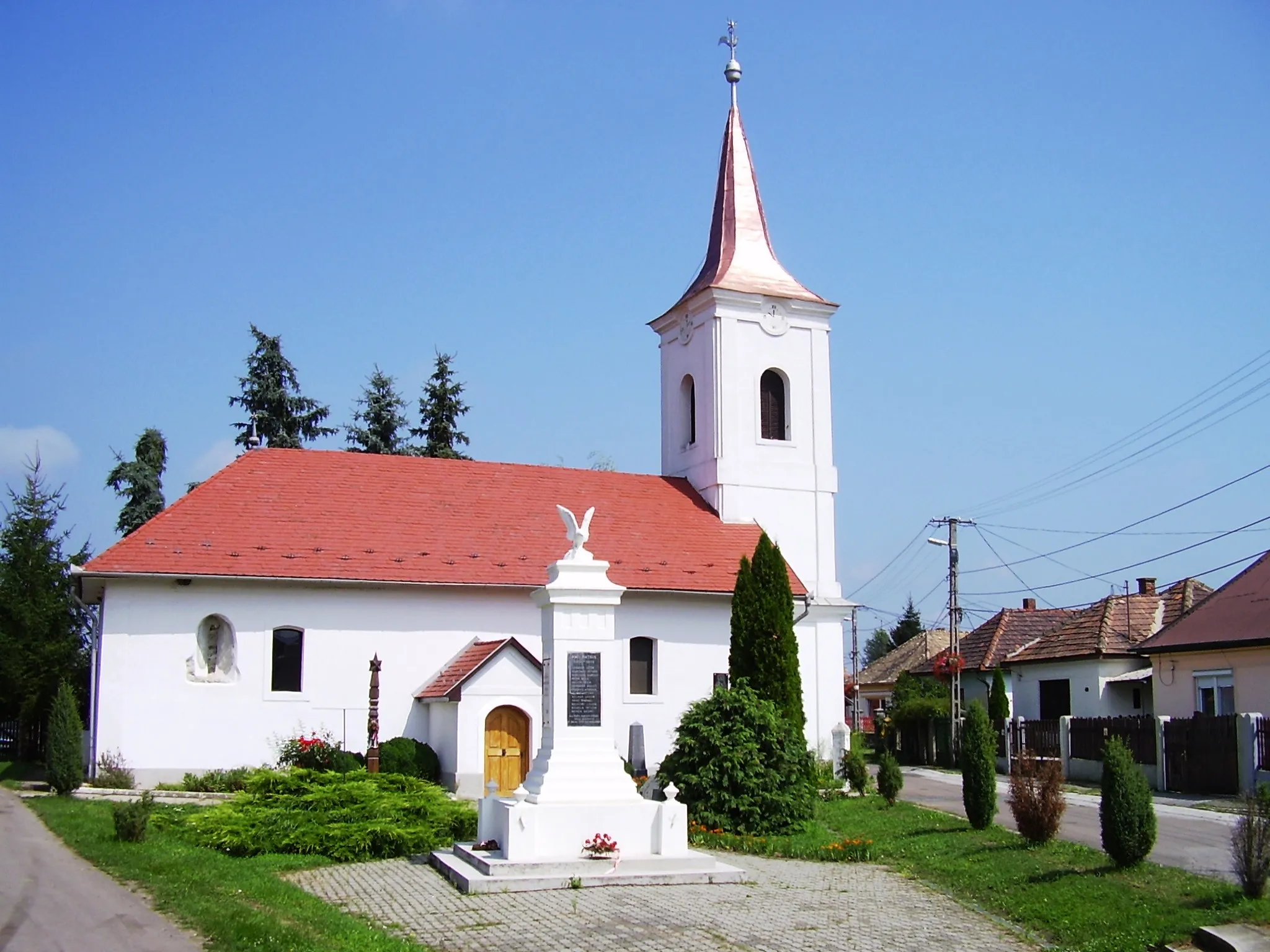 Photo showing: A felsőbarcikai református templom és az első világháborús emlékmű (Kazincbarcika, Bocskai István tér)