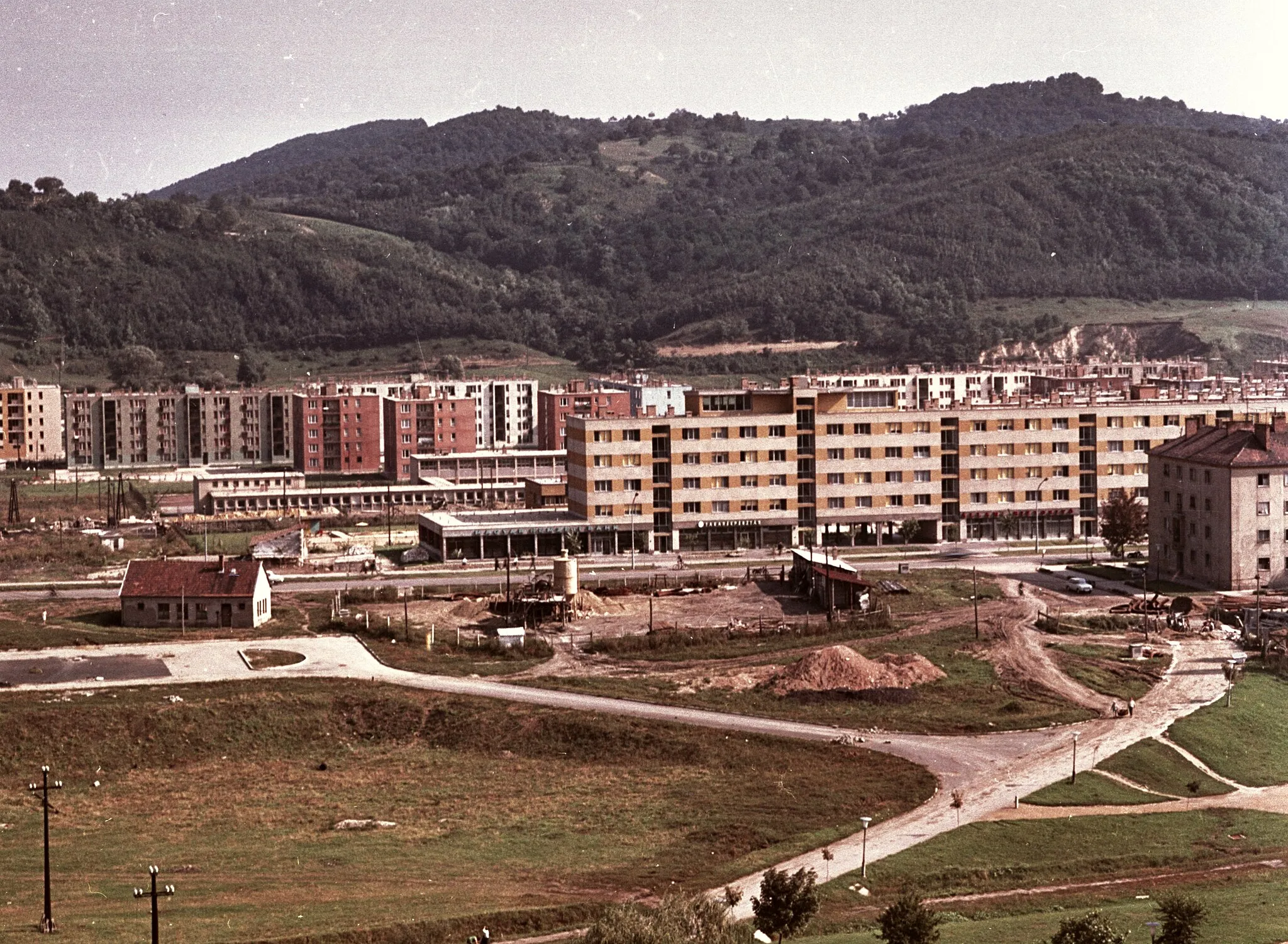 Photo showing: Panorámakép az épülő városról a Városi Kórház tetejéről nézve. Az Egressy Béni (Lenin) út és a Mátyás király út házai.