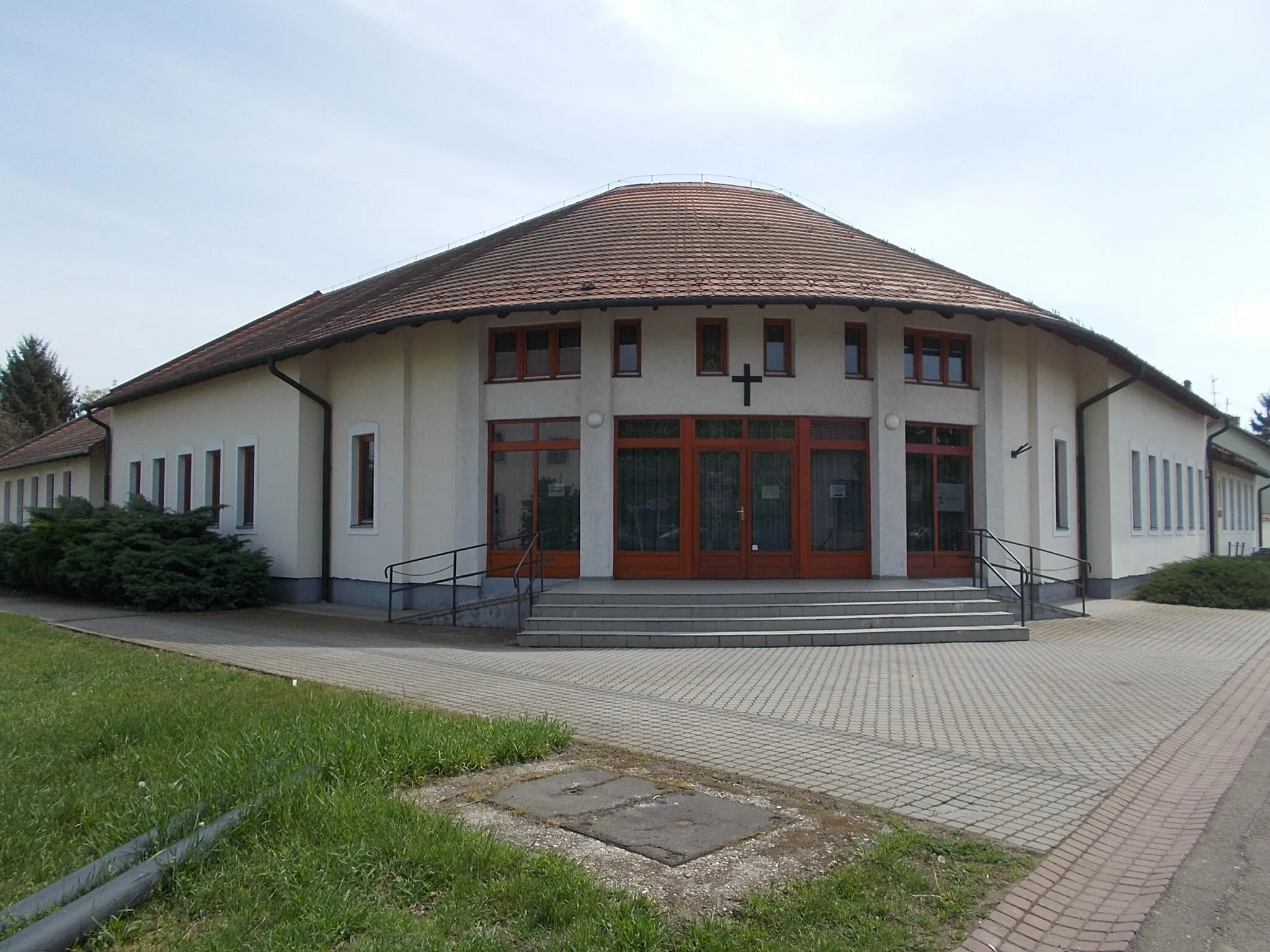 Photo showing: : John the Baptist Roman Catholic Parish and Meeting Hall. - 8. Hősök tere, Heves, Heves County, Hungary.