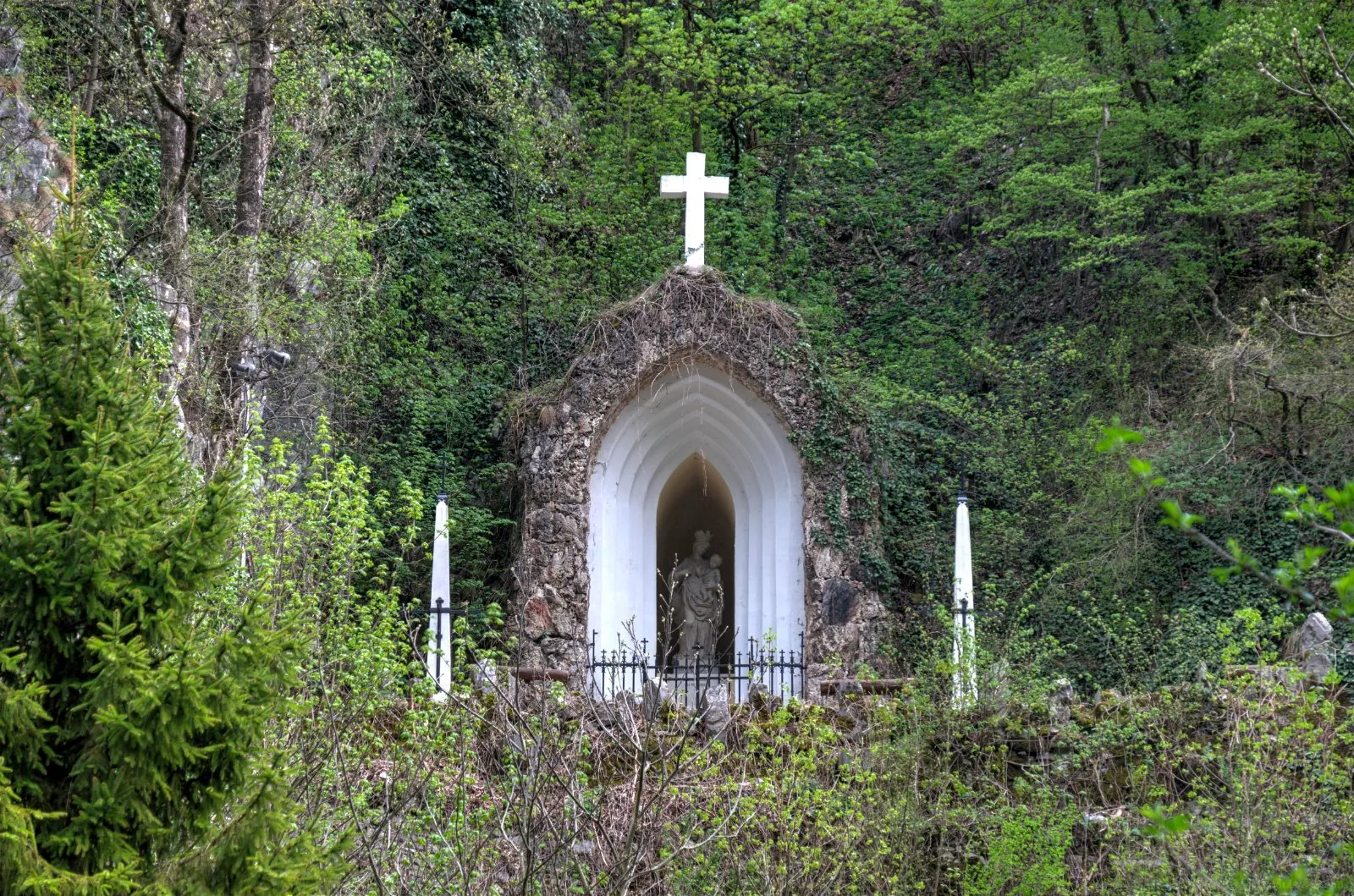 Photo showing: Statue of Madonna and Child, Lillafüred, Hungary