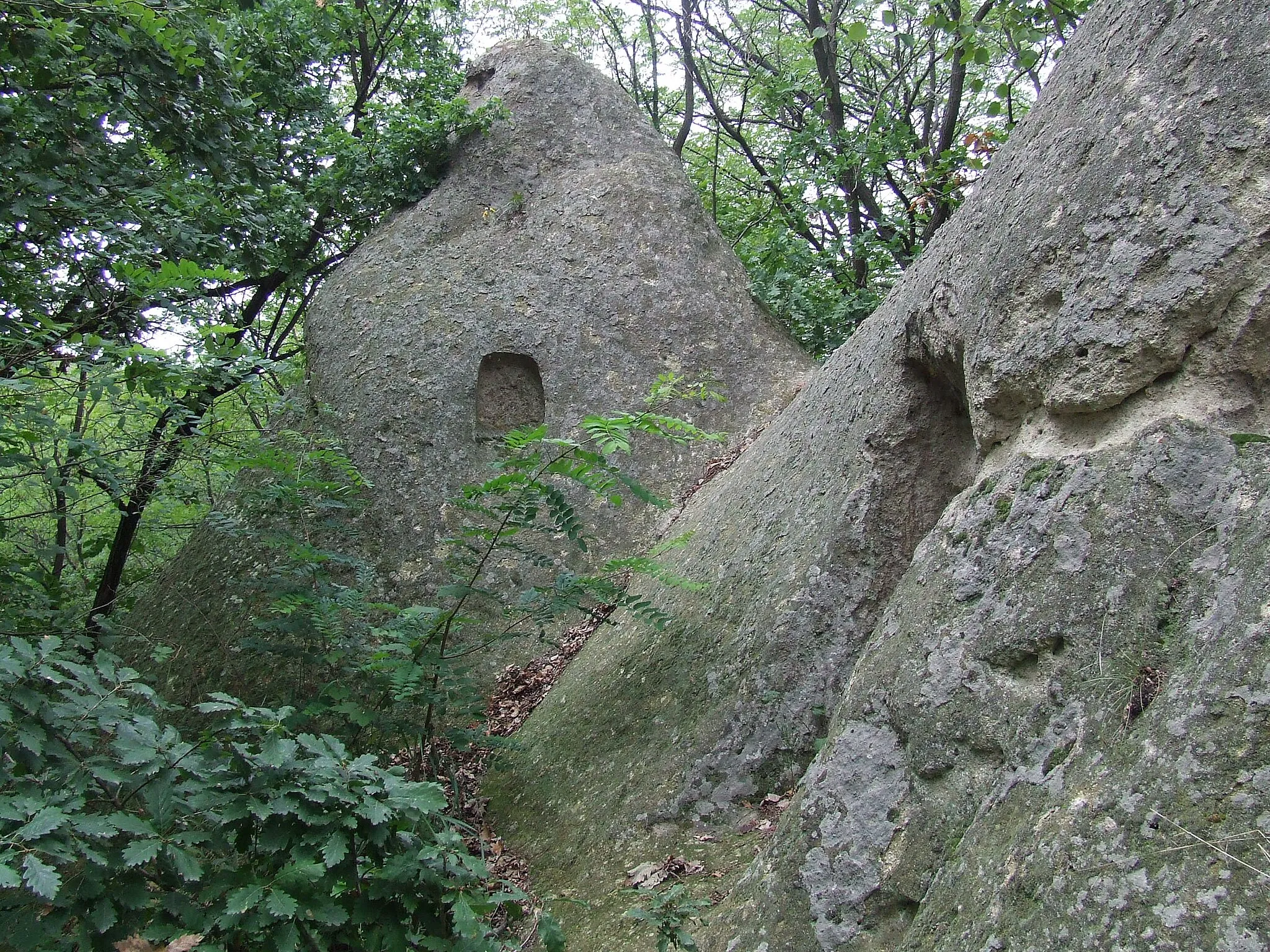 Photo showing: A beehive stone (Kaptárkő) to the east of Eger in Hungary