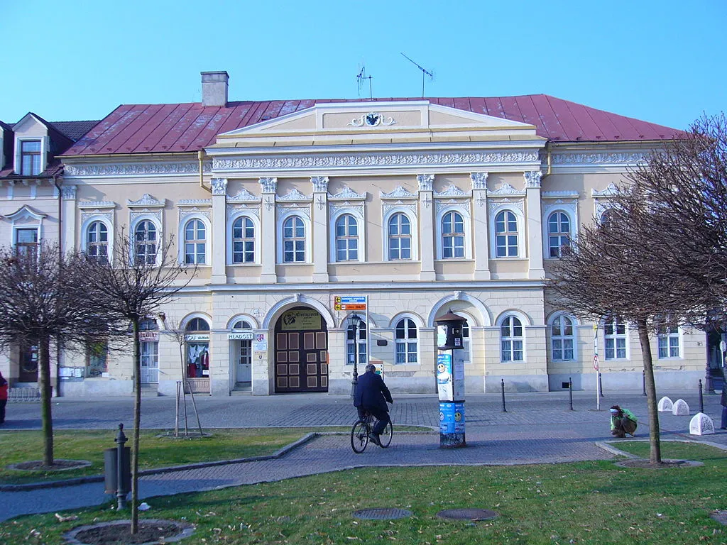 Photo showing: Az egykori megyei hivatal, majd pénzügyigazgatóság, majd kaszárnya épülete a Főtéren. Ma szakközépiskola. Miks Ferenc tervezte az 1840-es években a Fekete Sas szálloda épületeként.