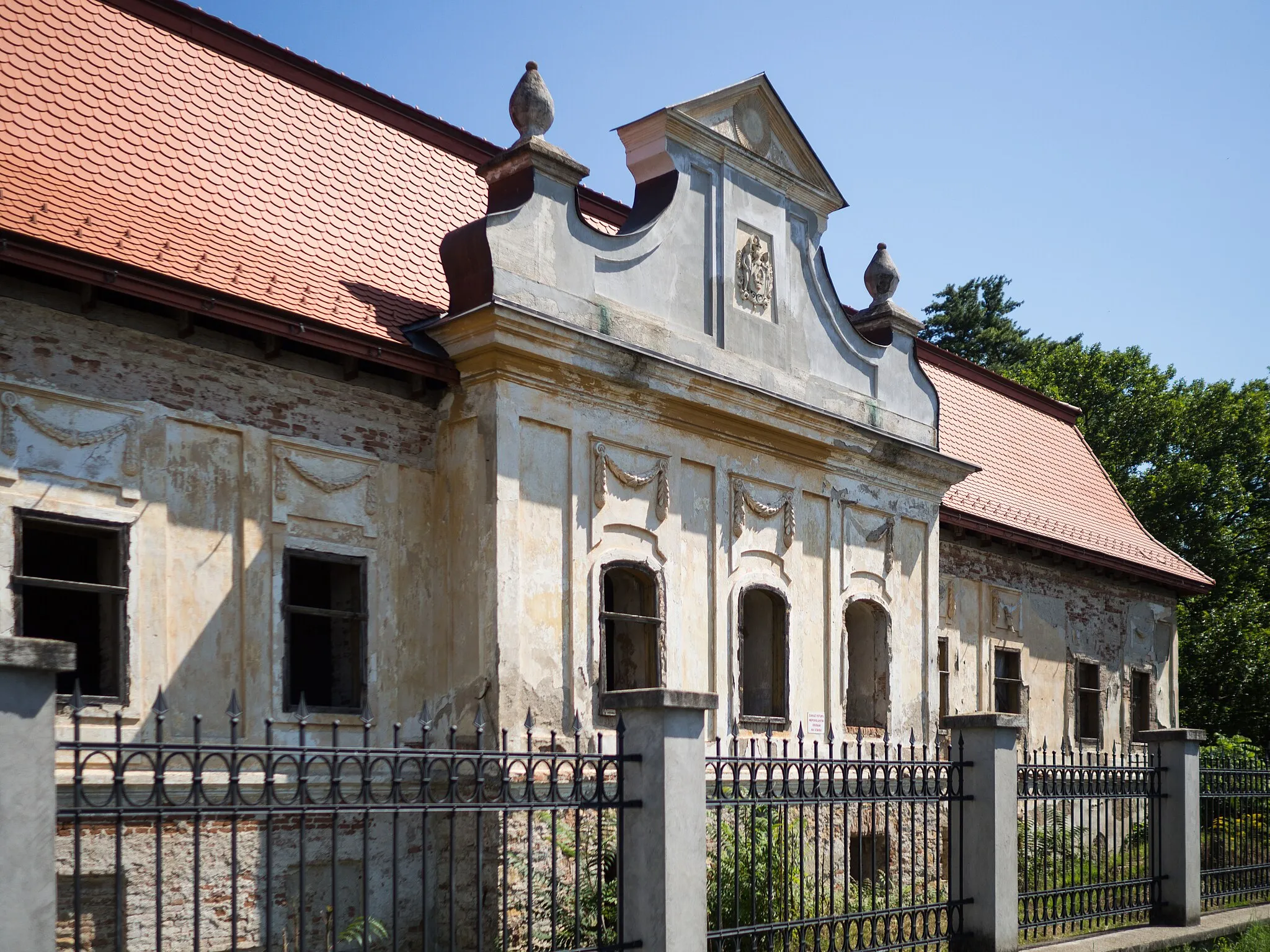 Photo showing: Baroque manor from the middle of the 18th century in Behynce, city part of Tornaľa, Slovakia.