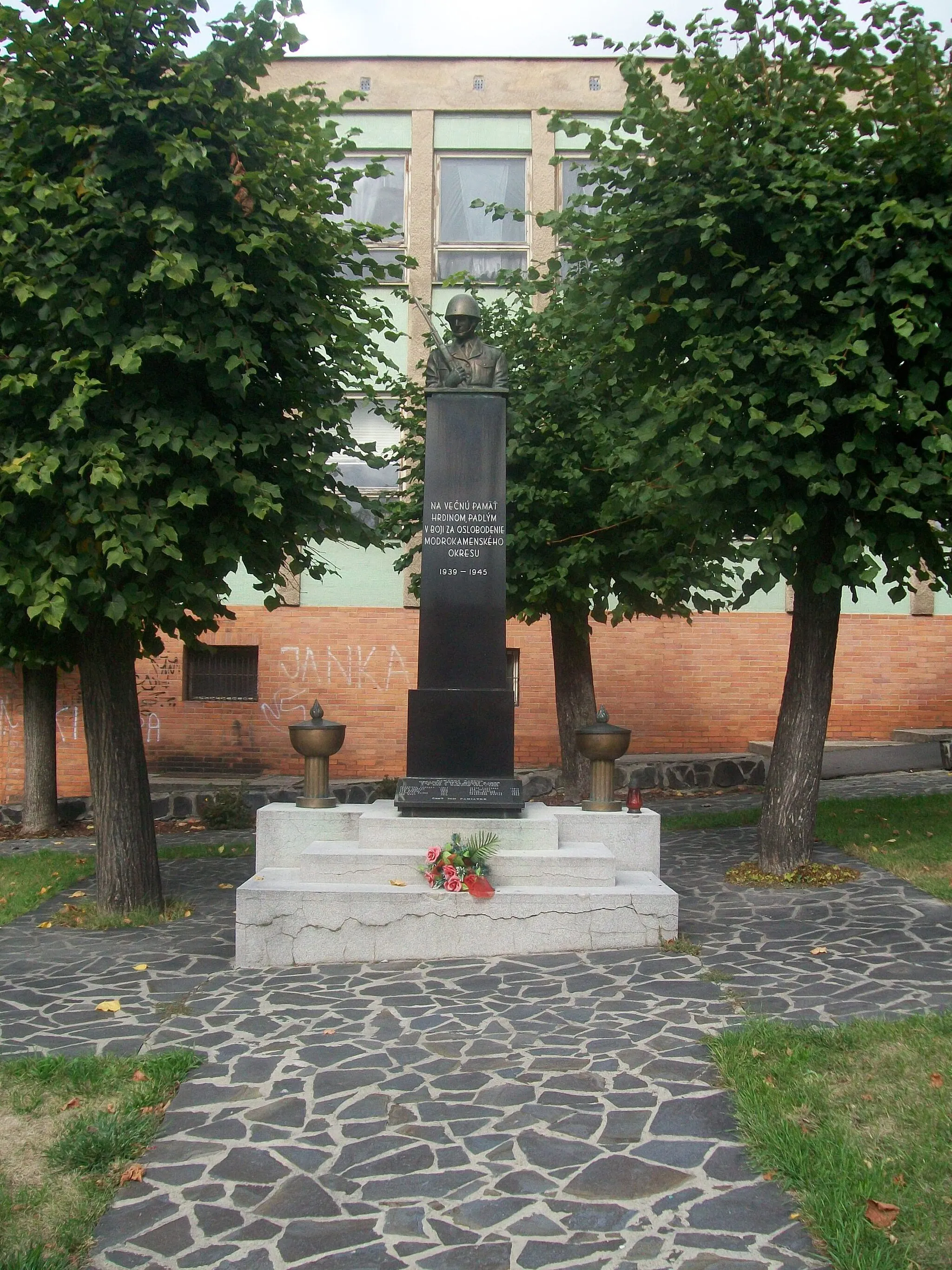 Photo showing: Memorial to fallen heroes in II. World War in Modrý Kameň