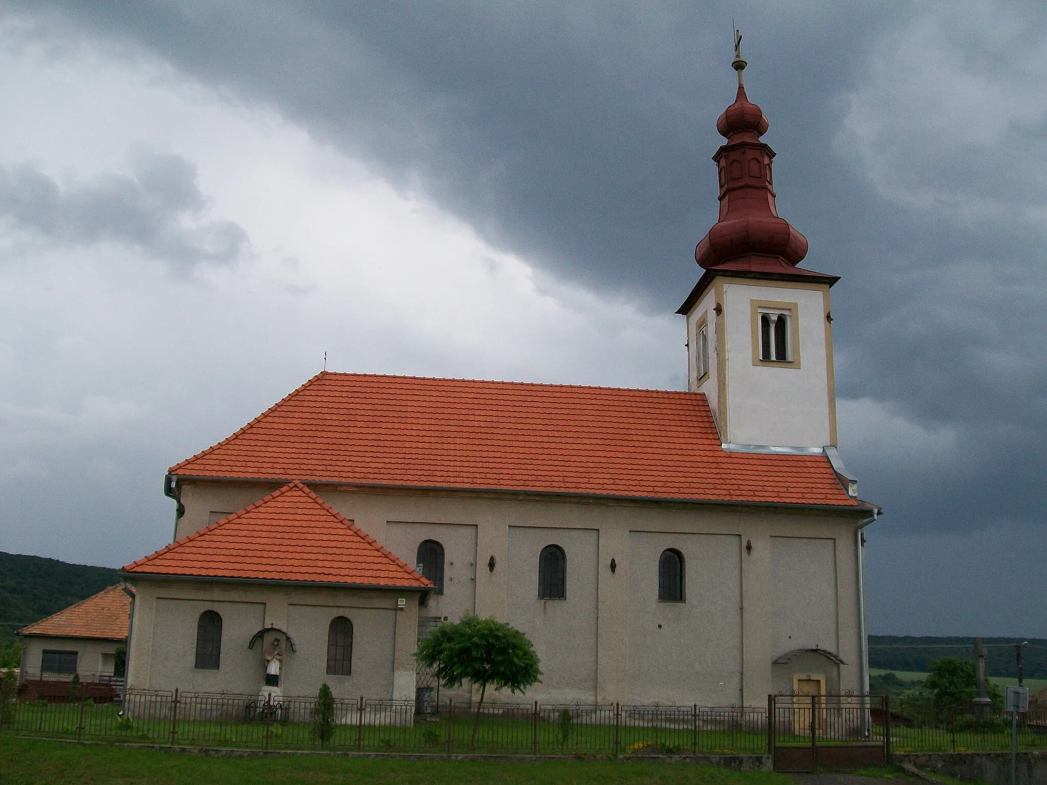 Photo showing: Rímskokatolícky kostol sv. Gallusa vo Veľkých Dravciach, postavený bol na začiatku 18. storočia, prestavaný a rozšírený v roku 1909 a opravovaný v roku 1958