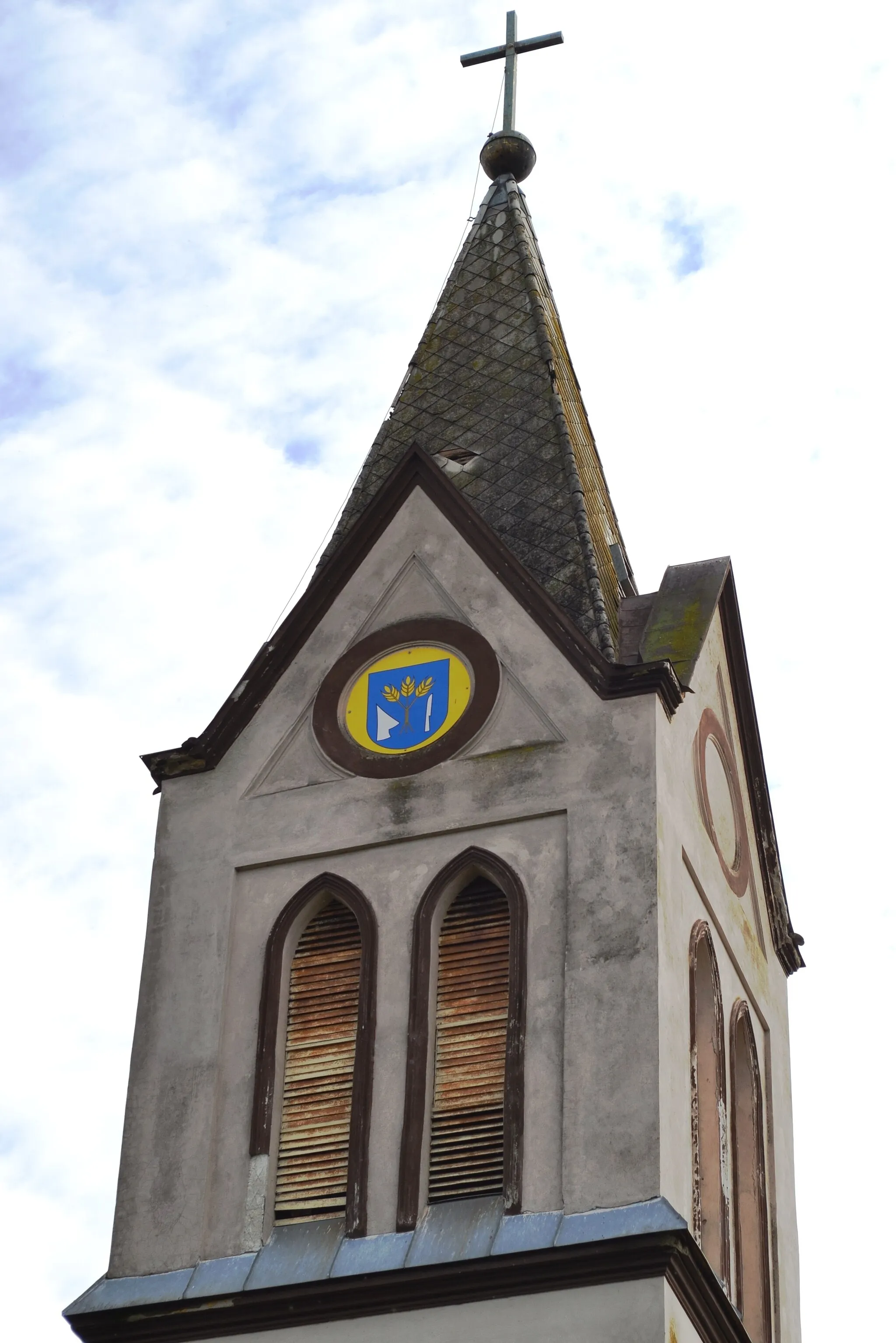 Photo showing: Rímskokatolícky kostol, veža kostola s erbom obce