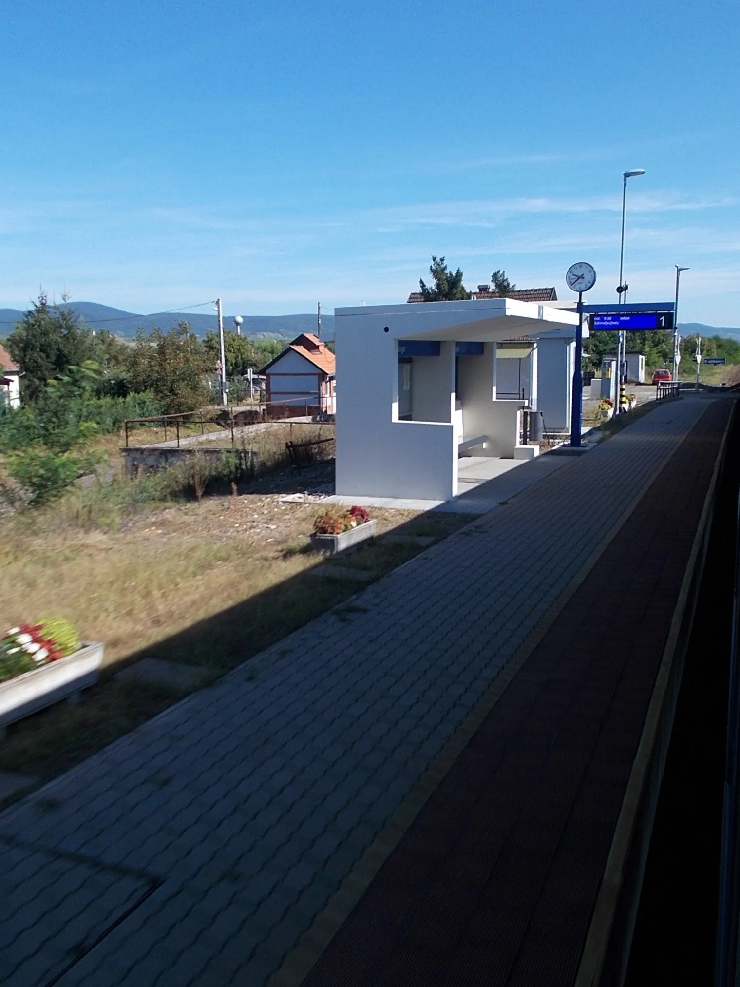 Photo showing: : Train stop. A new shelter. The old station building behond of its only the roof top can be see - Erdőbénye, Borsod-Abaúj-Zemplén County, Hungary