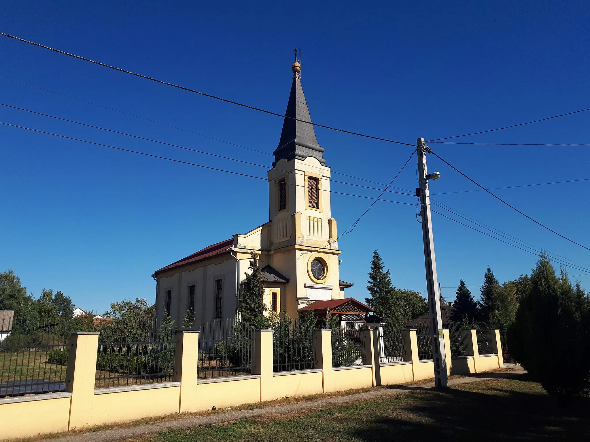 Photo showing: The reformed church built in C.E.1939 in Hernádkak settlement