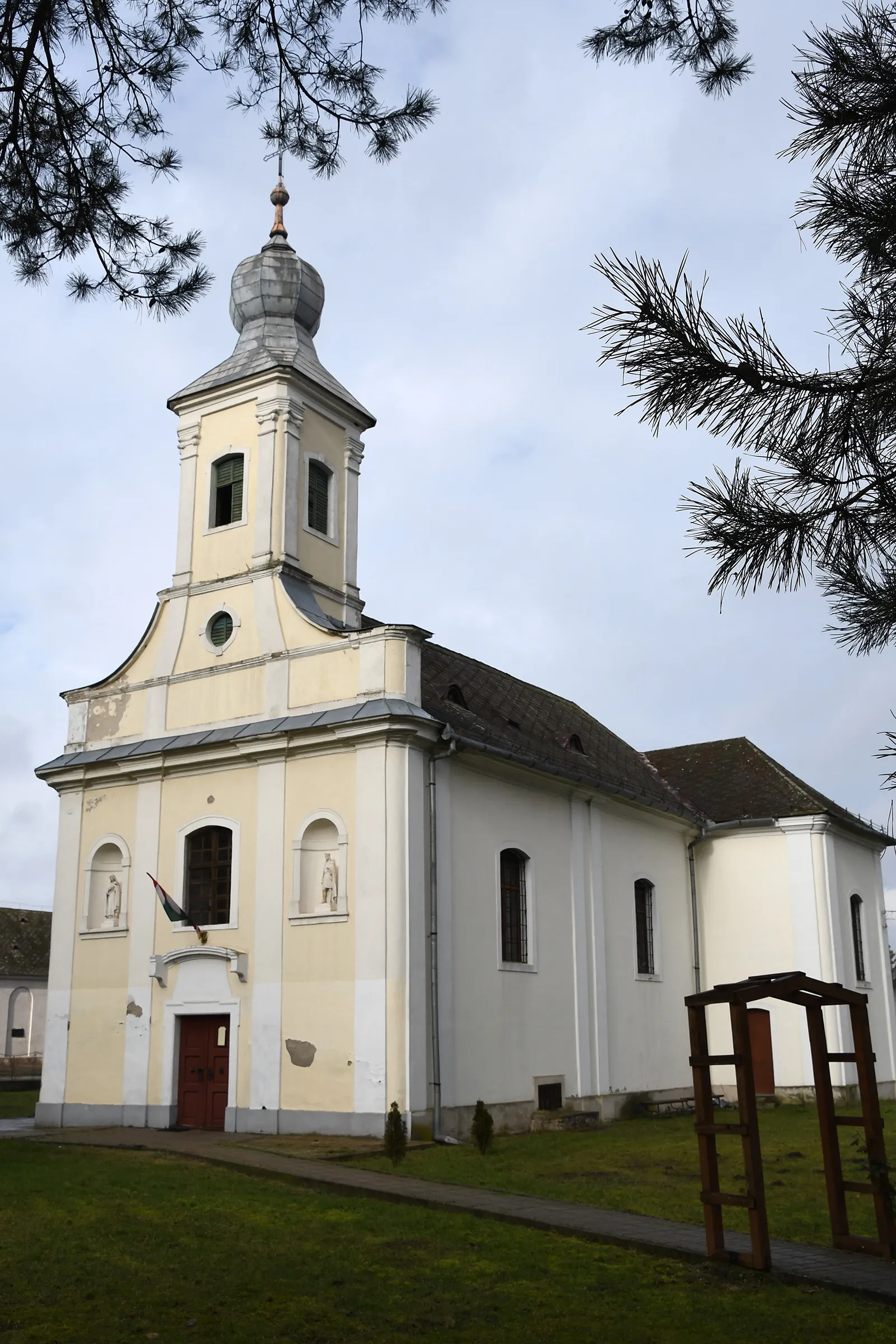 Photo showing: Roman Catholic church in Girincs, Hungary